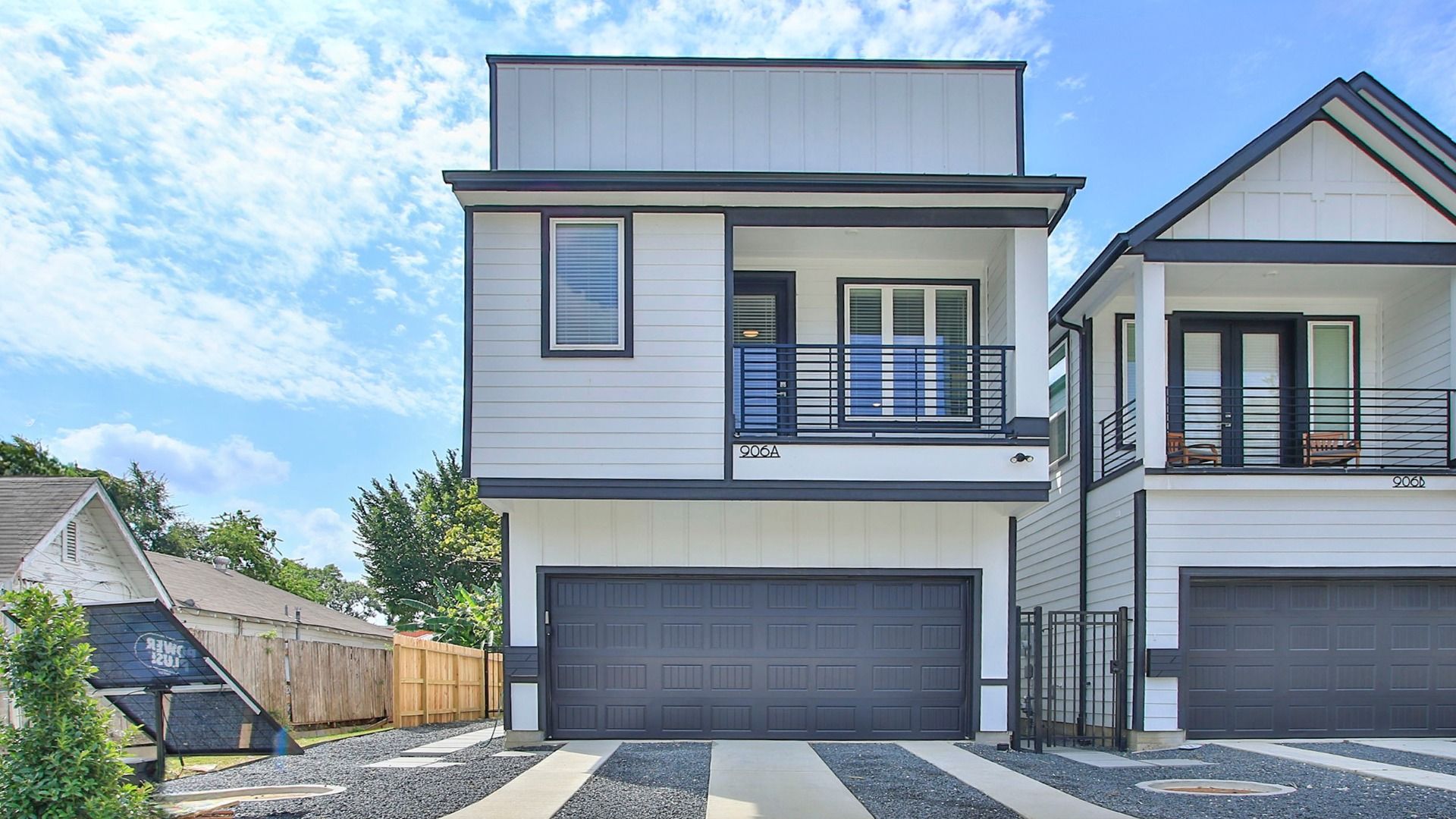 Contemporary detached townhome with balcony in Shady Acres, Houston:Elegant detached townhome with modern facade and private balcony in Shady Acres, Houston.