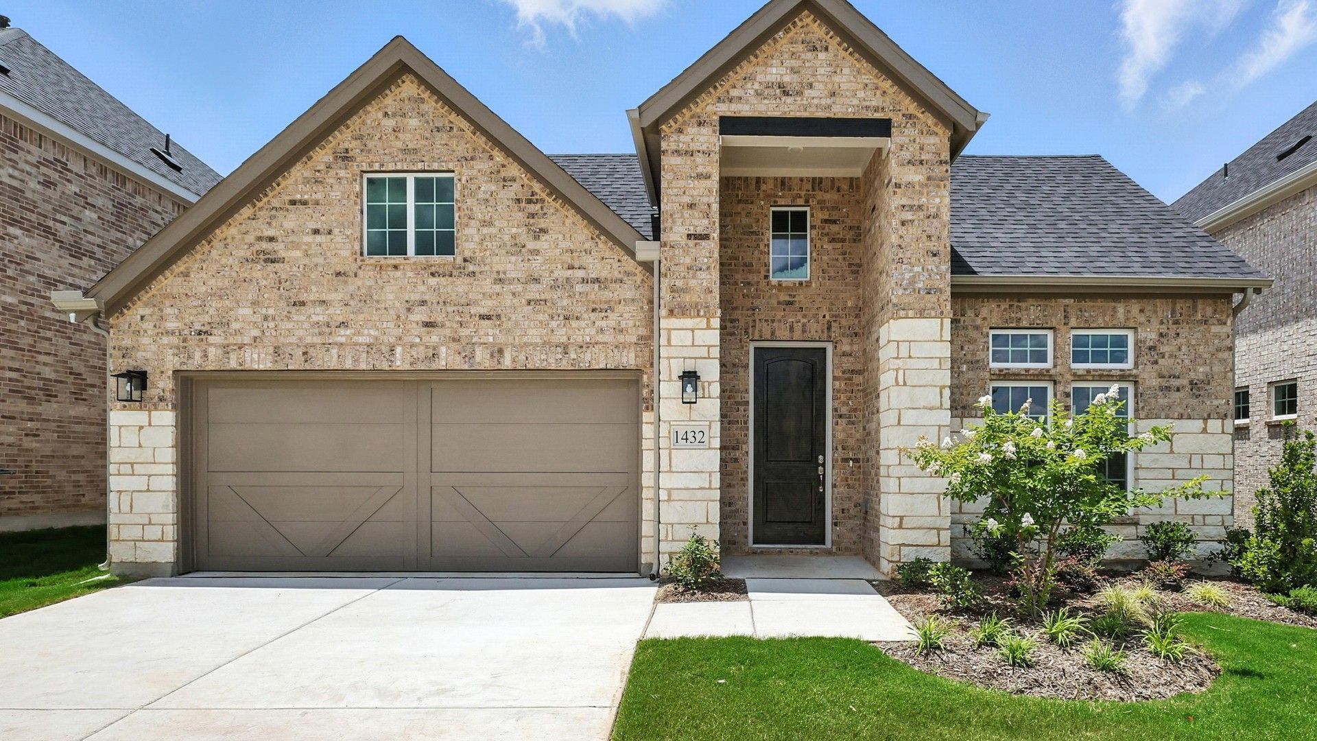 Single-Story Brick Home at Green Oaks Preserve:Exquisite brick facade with elegant arched entry in exclusive Green Oaks Preserve neighborhood. Luxurious living awaits.