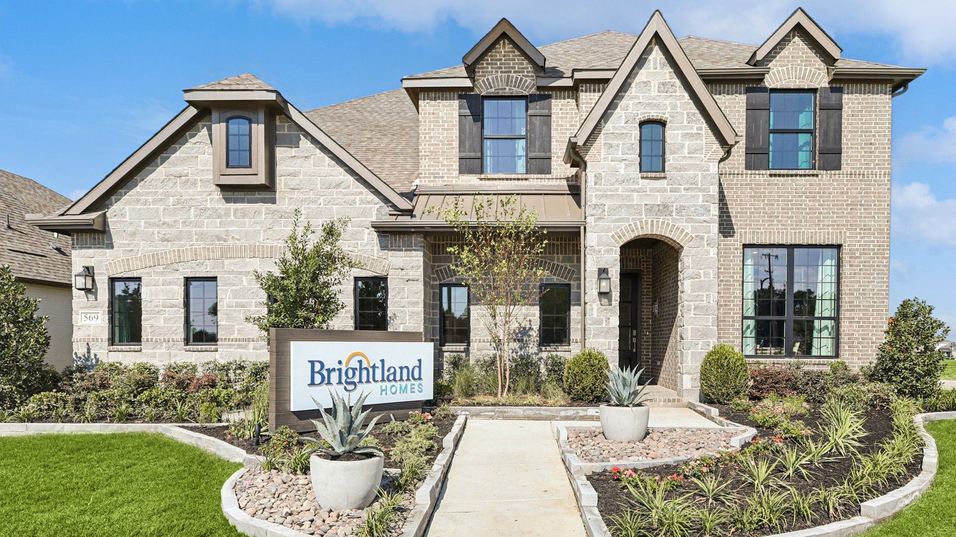 Stunning Brick and Stone Home in Ridge Crossing Community:Experience elegance with exquisite brick facade and meticulous landscaping in Ridge Crossing.