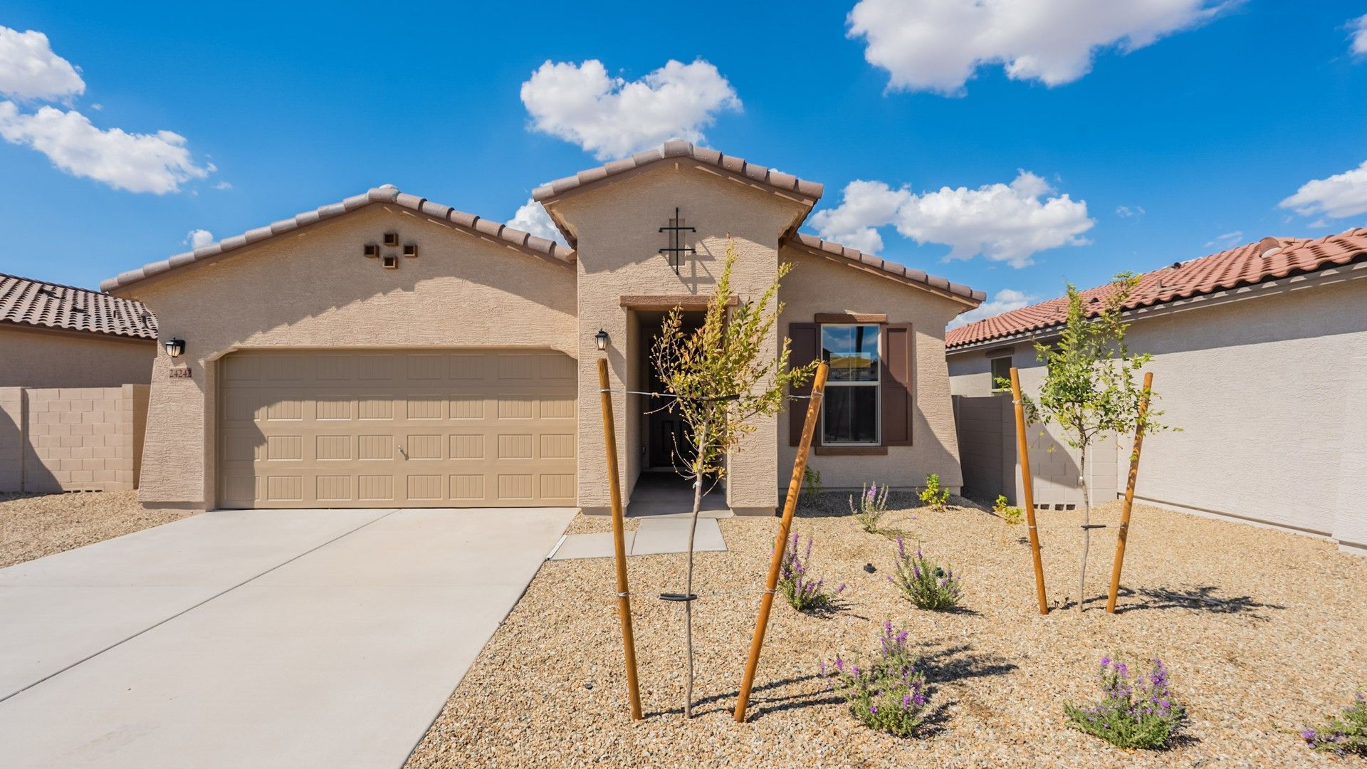 Charming Beige Stucco Home with Tile Roof in Anderson Parc:Elegant stucco facade and rustic tile roof harmonize with desert landscaping. Located in picturesque Anderson Parc.