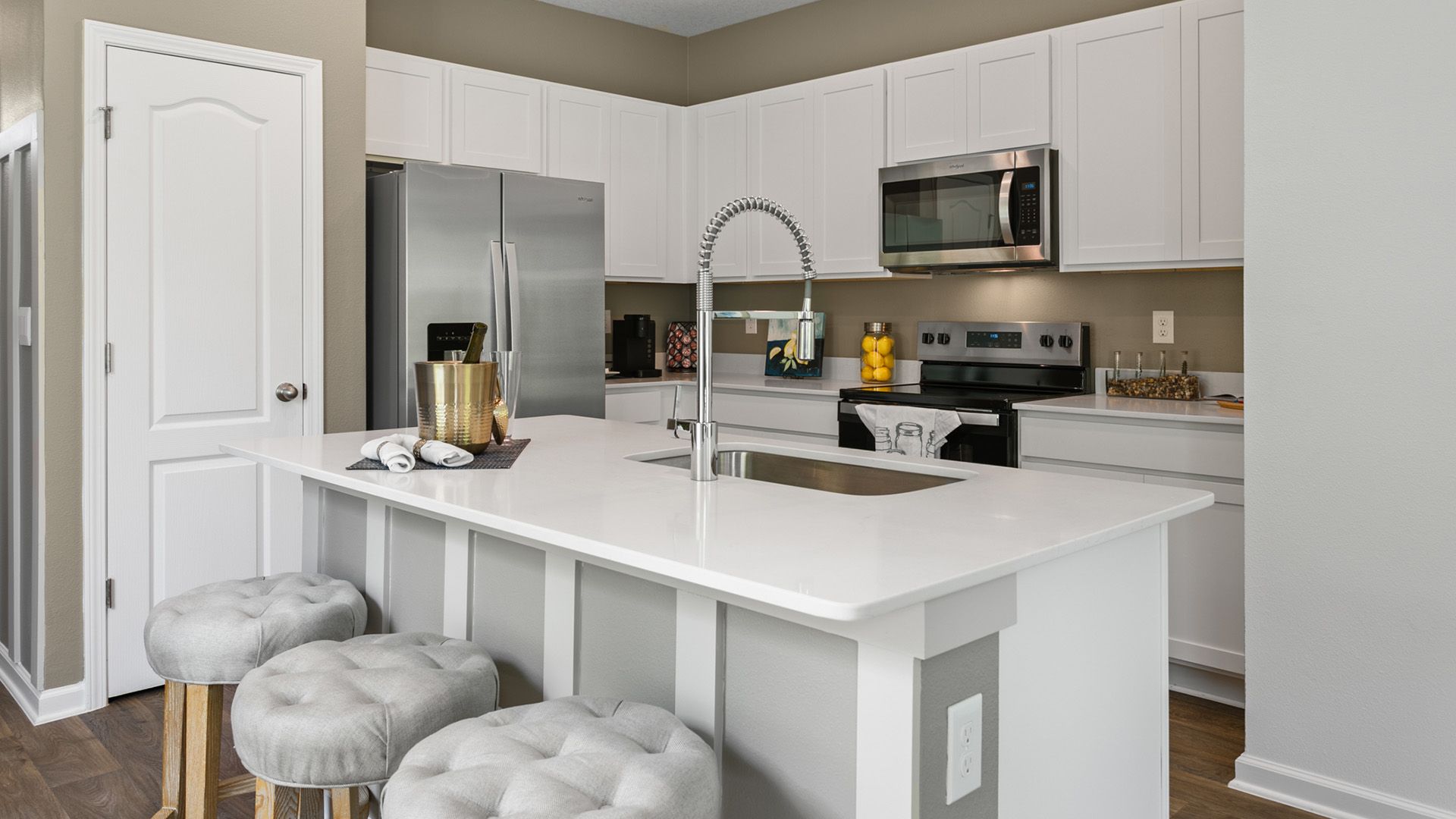 Exterior:Elevation Image 0.