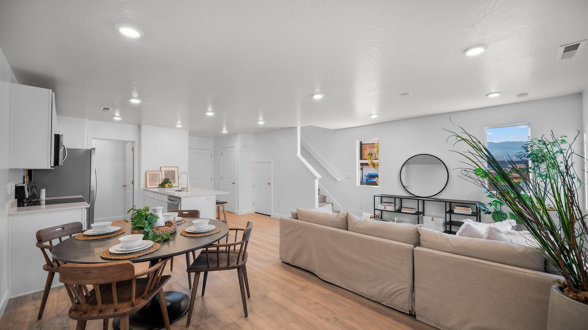 Exterior:Elevation Image 3.