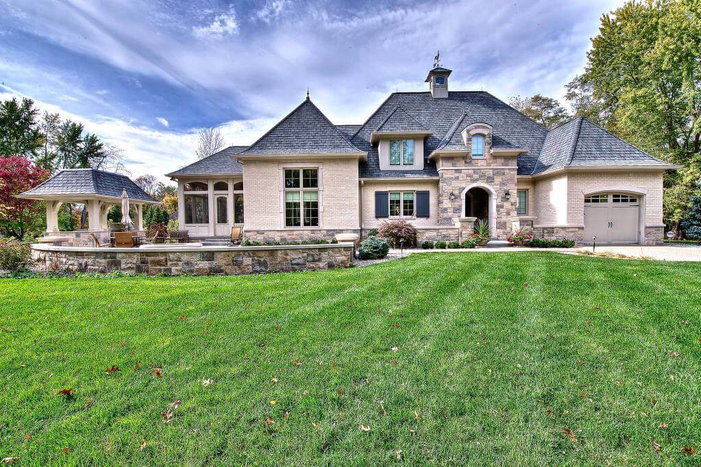 Ennis Custom Homes,46032