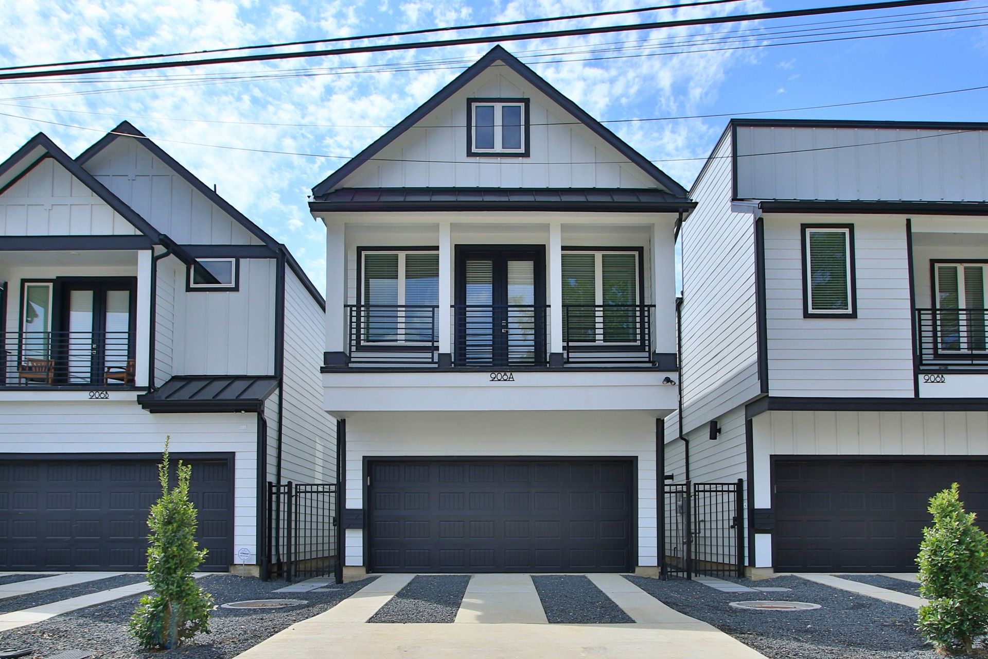 Modern Three-Story Detached Townhome in Shady Acres with Balcony and Garage:Luxurious Shady Acres deatched townhome featuring expansive balcony, and sleek geometric design.