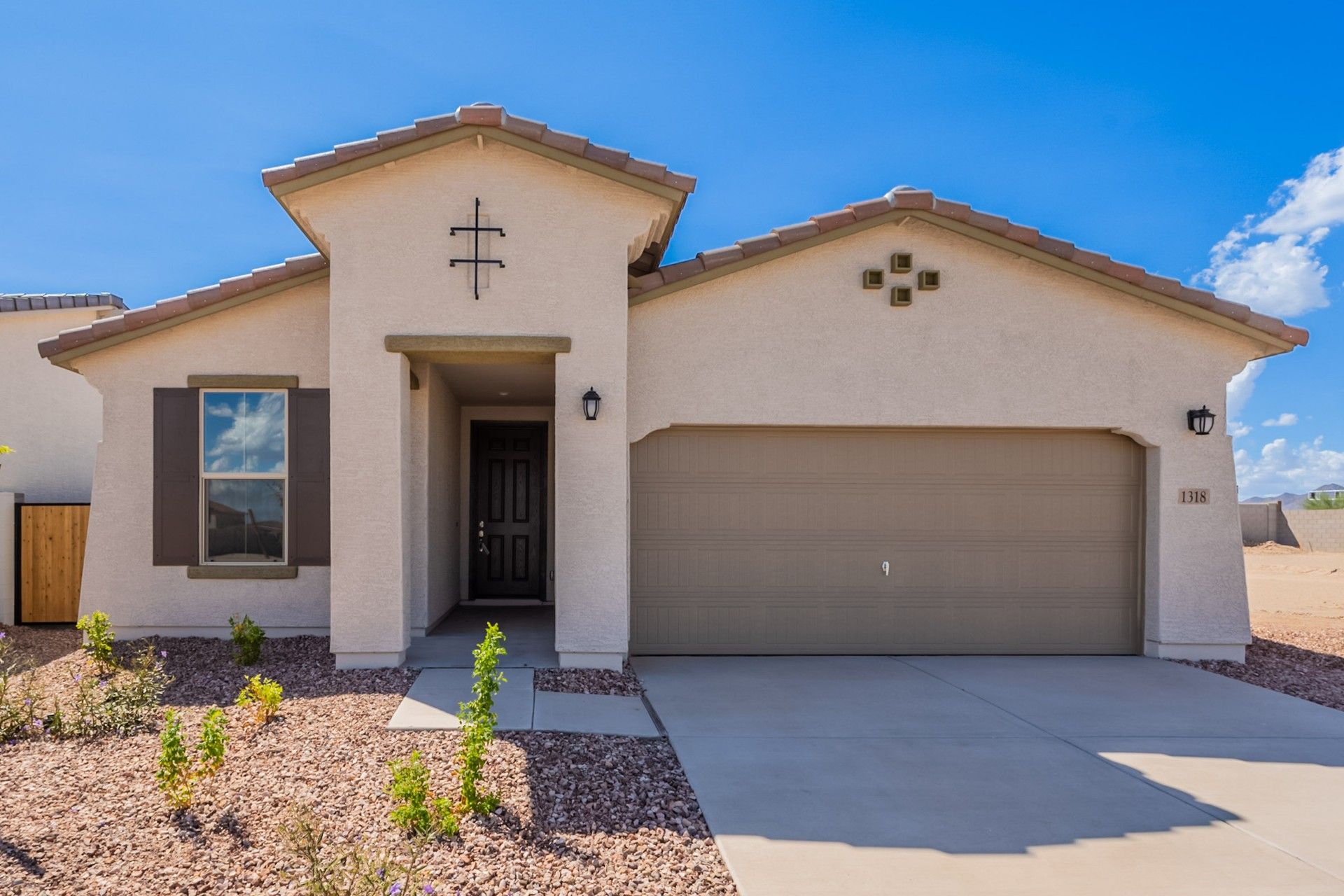 Sienna Park Castillo Home with Stucco Exterior in Buckeye:Elegant stucco facade and two-car garage define this Sienna Park gem in Buckeye.