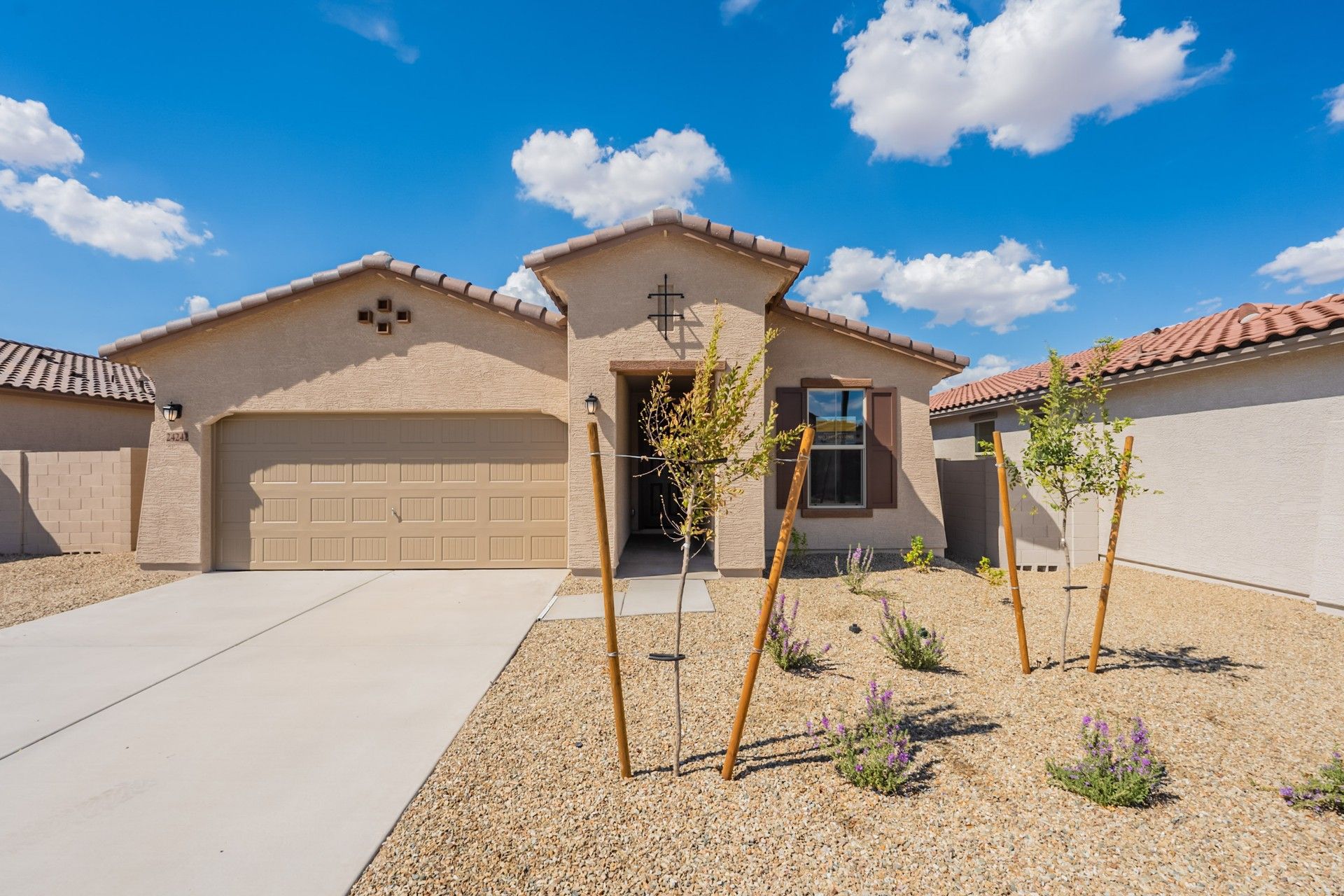 Charming Beige Stucco Home with Tile Roof in Anderson Parc:Elegant stucco facade and rustic tile roof harmonize with desert landscaping. Located in picturesque Anderson Parc.