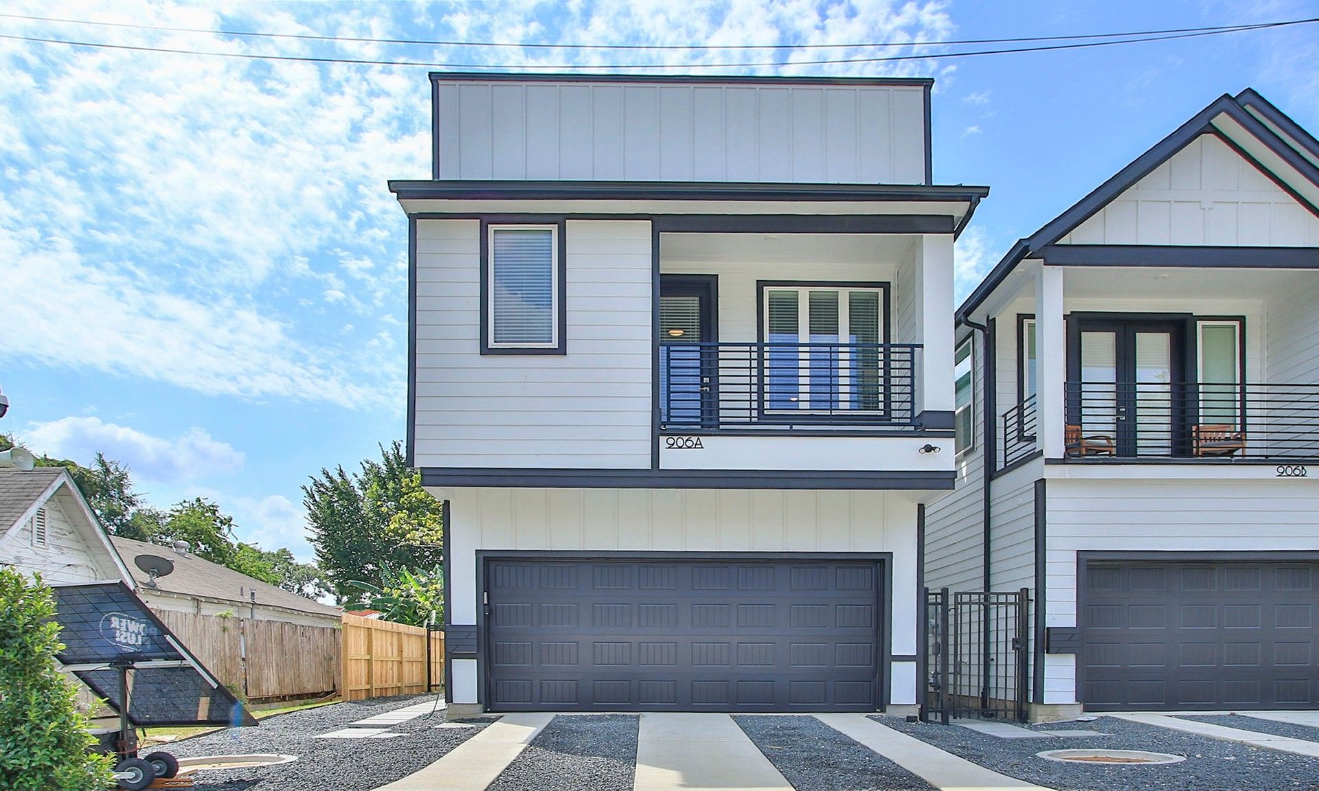 Contemporary detached townhome with balcony in Shady Acres, Houston:Elegant detached townhome with modern facade and private balcony in Shady Acres, Houston.