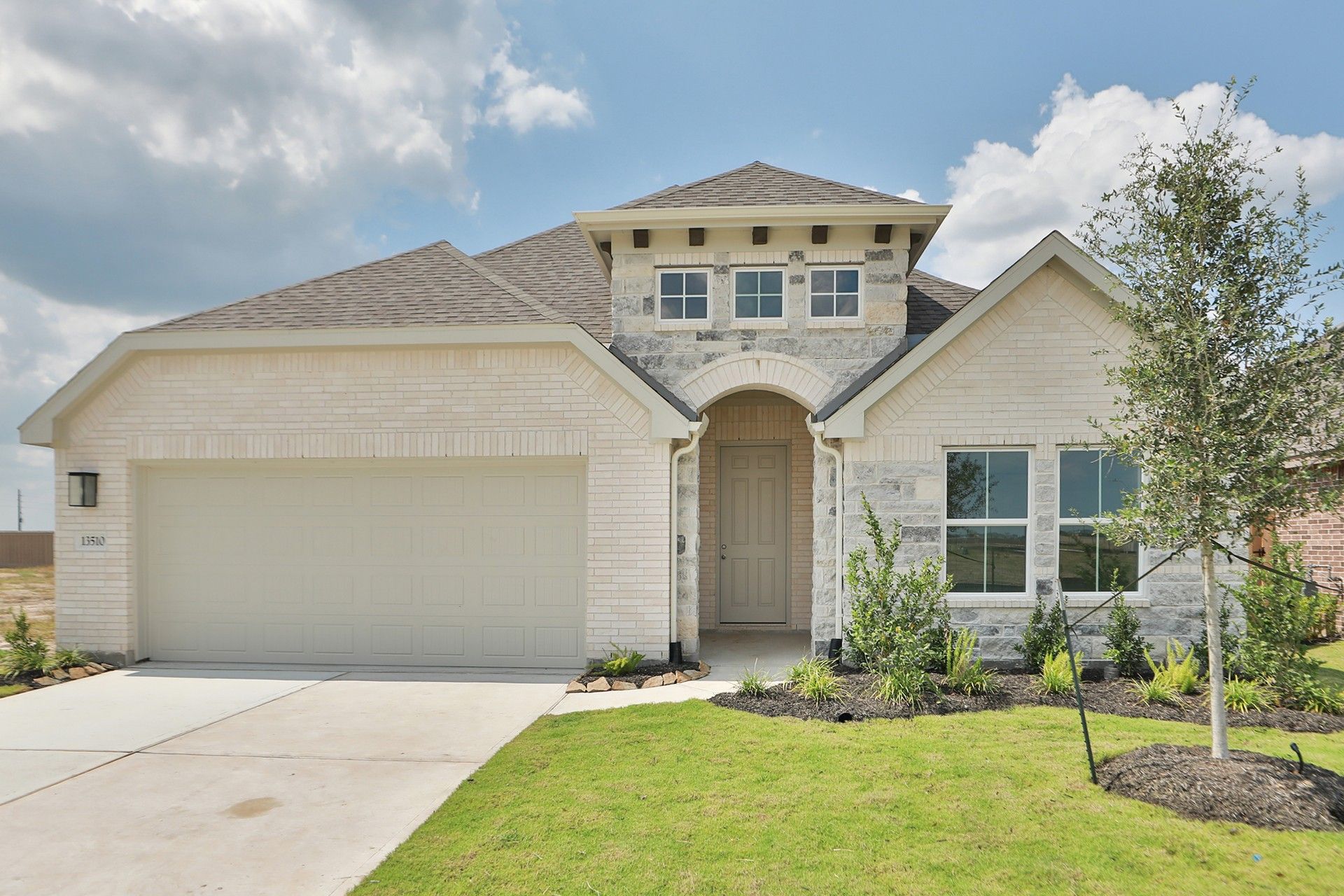Modern Stone and Brick Home in Creekhaven with Double Garage:Exquisite Creekhaven residence with elegant stone facade and dual garage, embodying sophisticated suburban architecture.