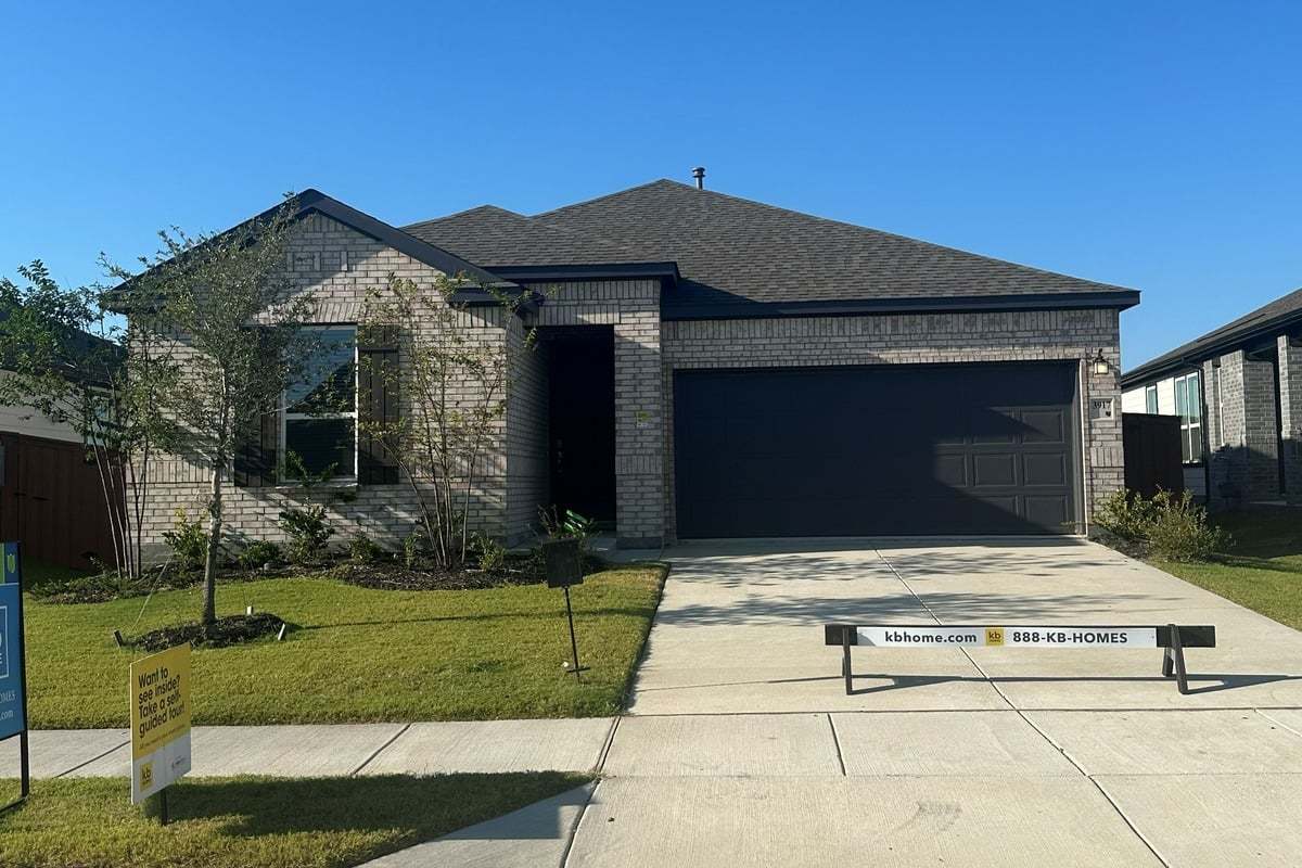 Exterior:Front exterior