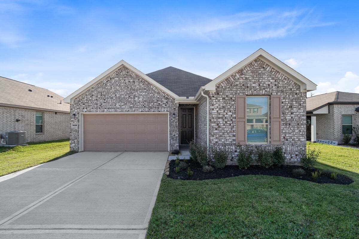 Exterior:Front exterior