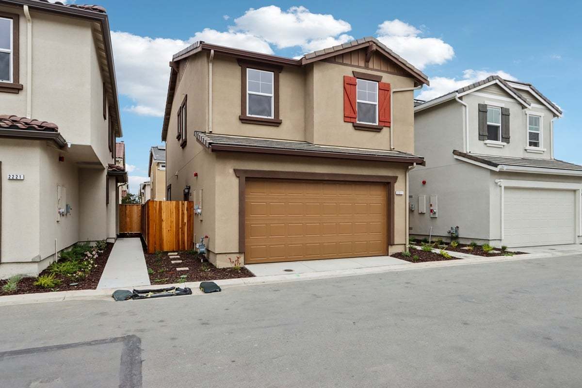 Exterior:Front exterior