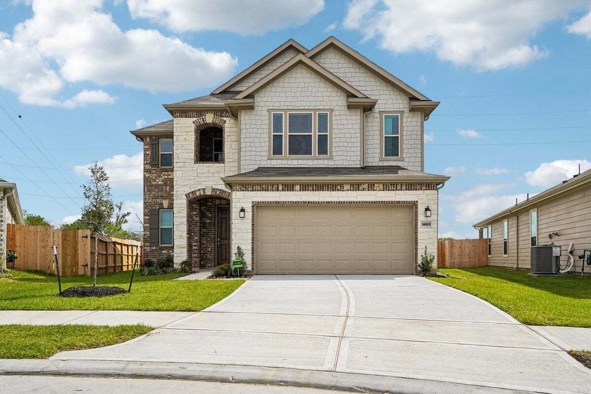 Exterior:Front exterior