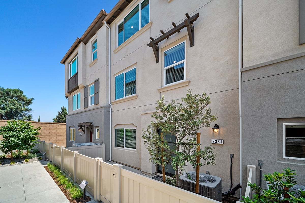 Exterior:Front exterior