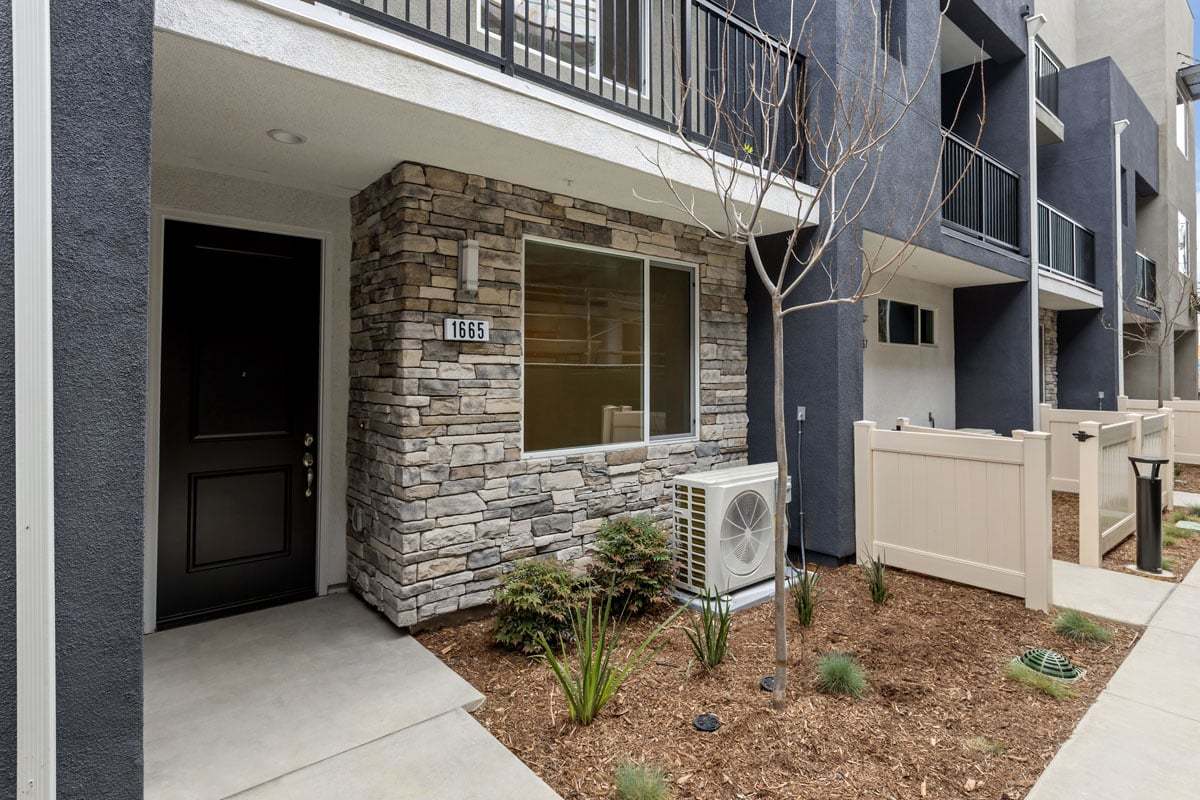 Exterior:Front exterior