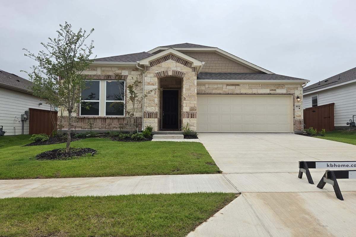 Exterior:Front exterior