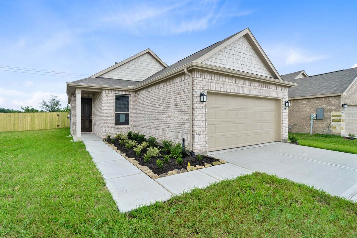 Exterior:Front exterior