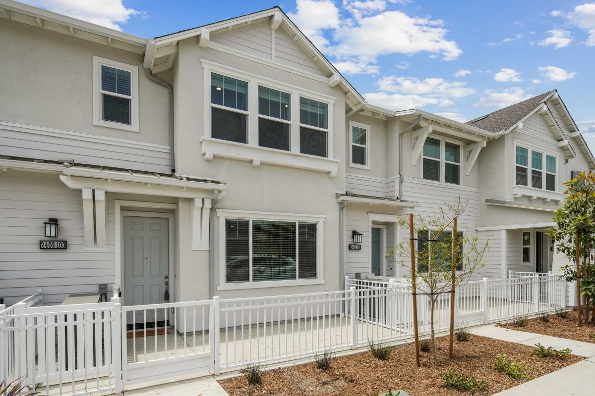 Exterior:Front exterior