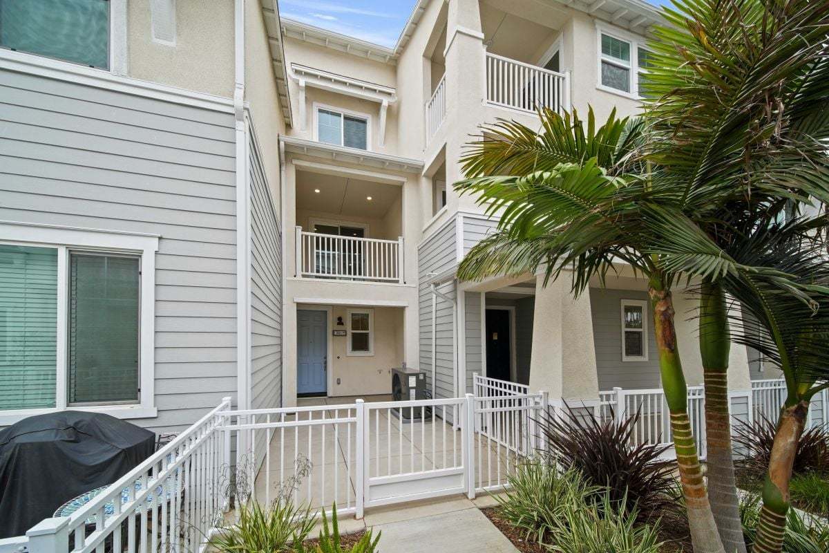 Exterior:Front exterior