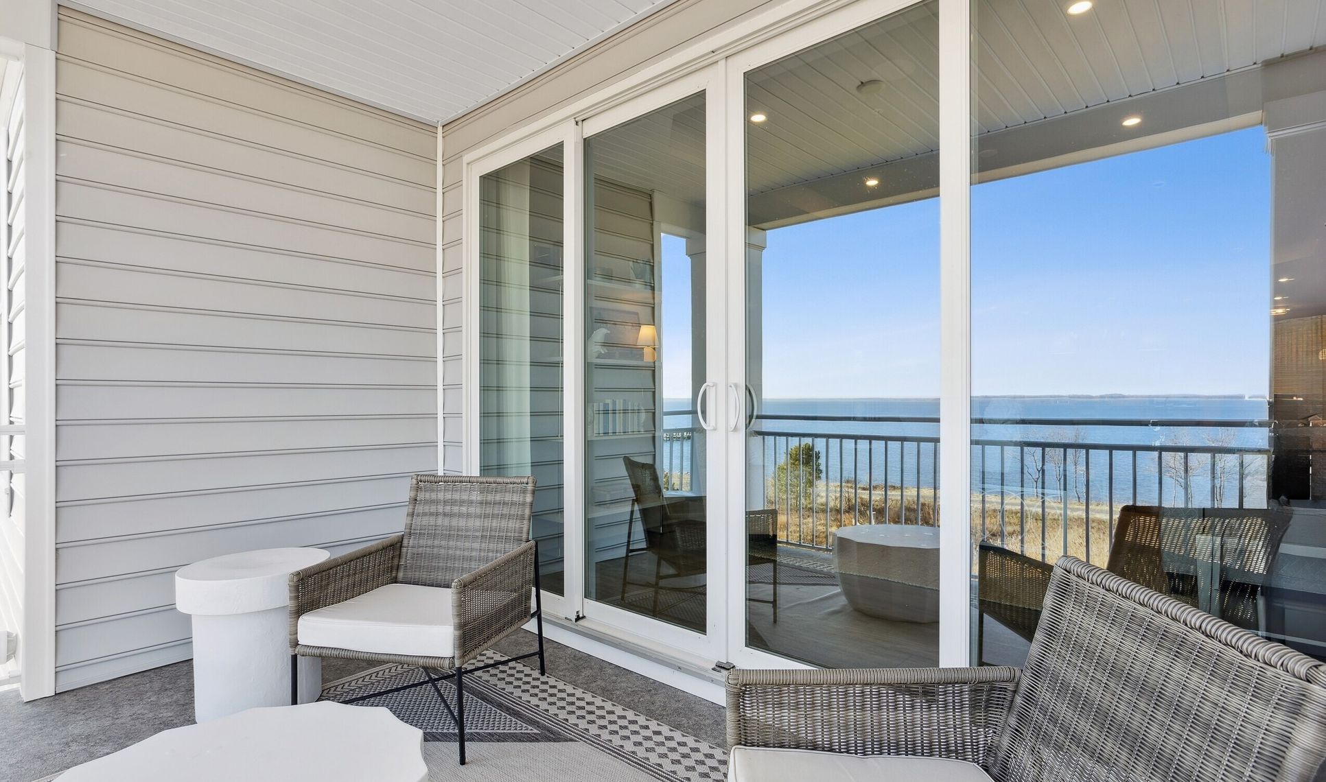 Exterior:Balcony