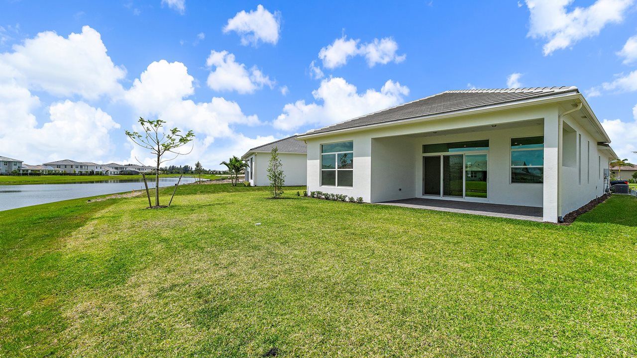 Exterior:Lila Model | Rear Exterior