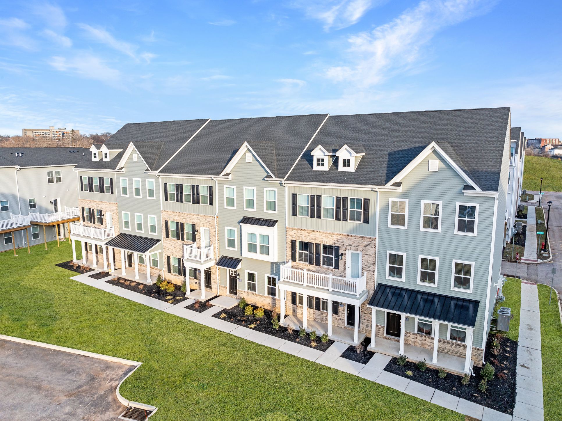 Exterior:River Pointe Cambridge Exterior Streetscape