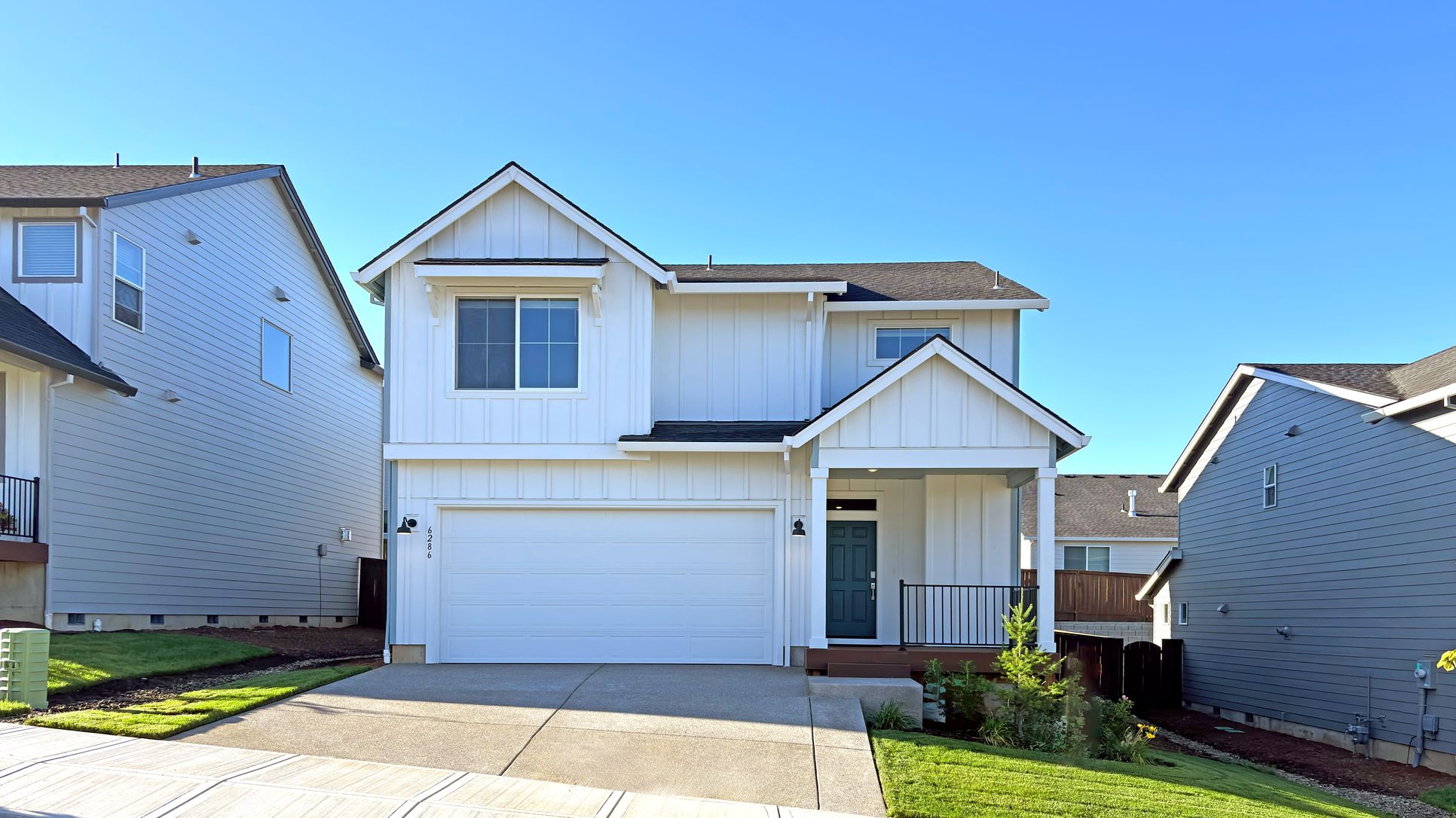 Exterior:Skyliner Crossing Cypress H S192