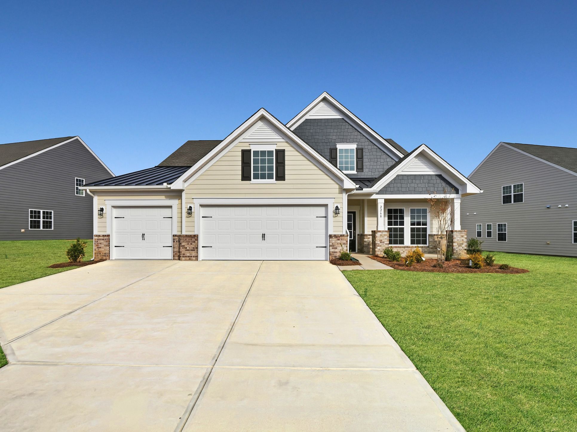 Exterior:Roselyn Holden 2268 Moon Crest 01 (1)