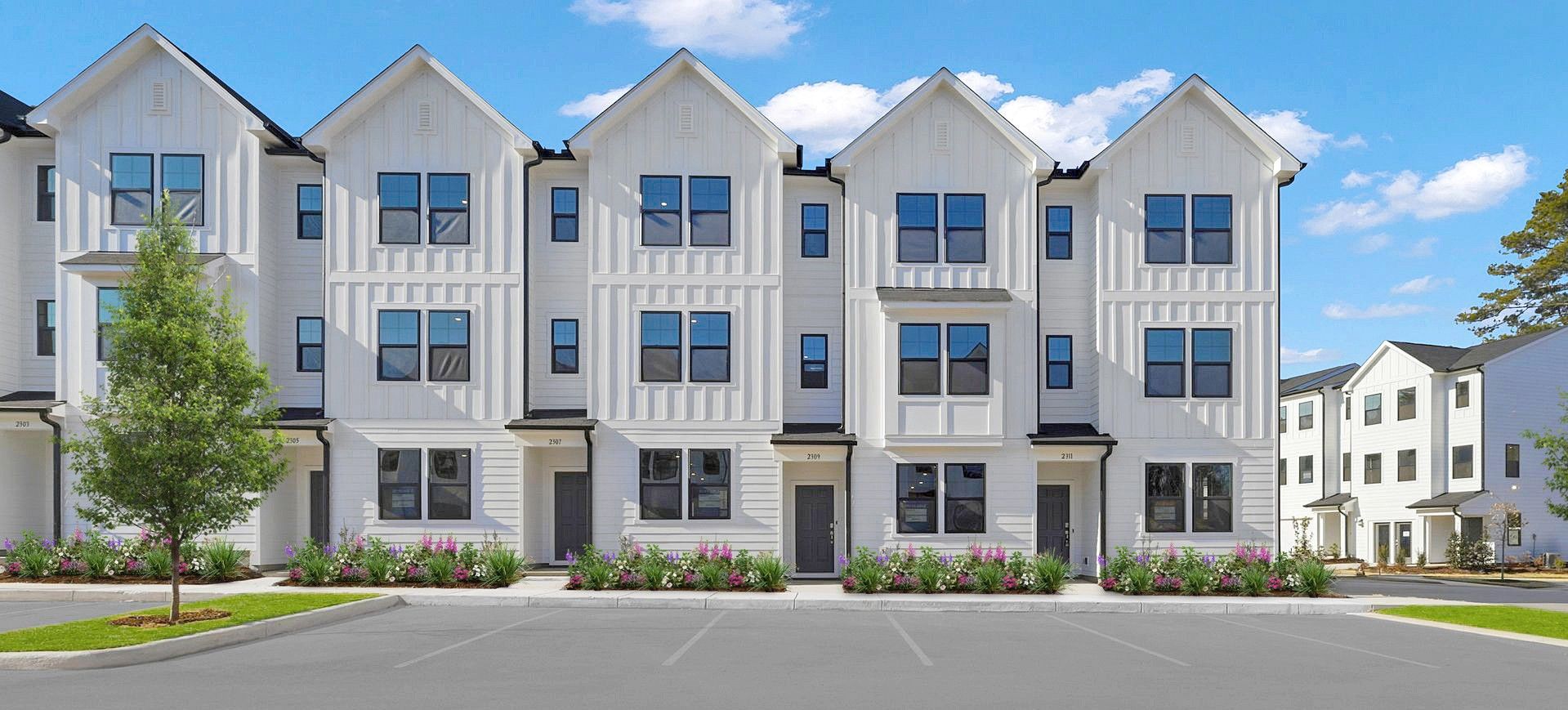 Exterior:Elm Grove Jackson QMI 25 Front 1of3