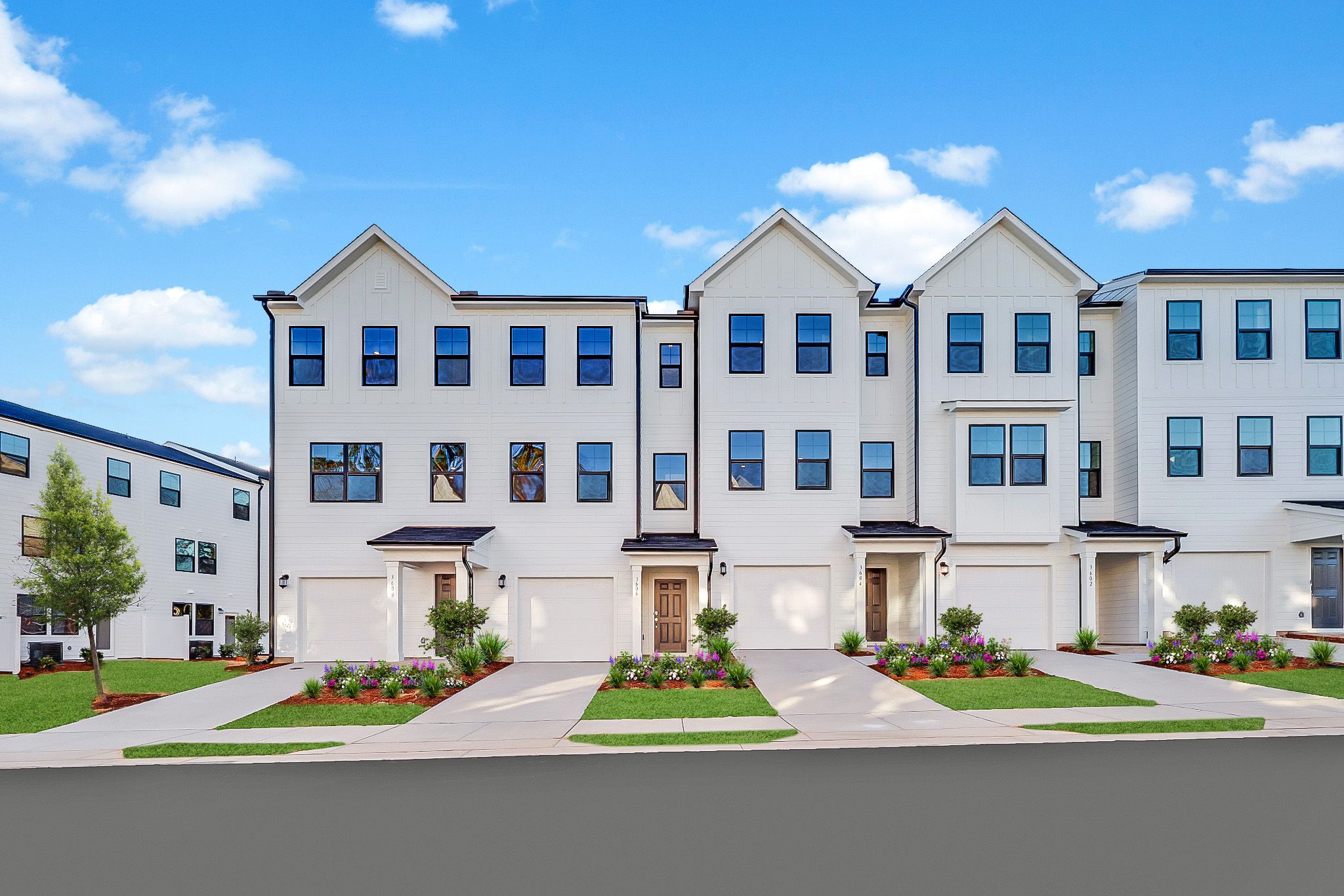 Exterior:Elm Grove Wyatt QMI 28 Front 1of2