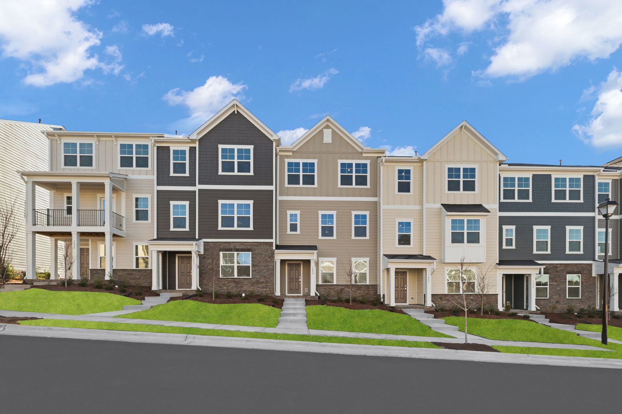 Exterior:Stoneriver Colton QMI 390 Front 1of2