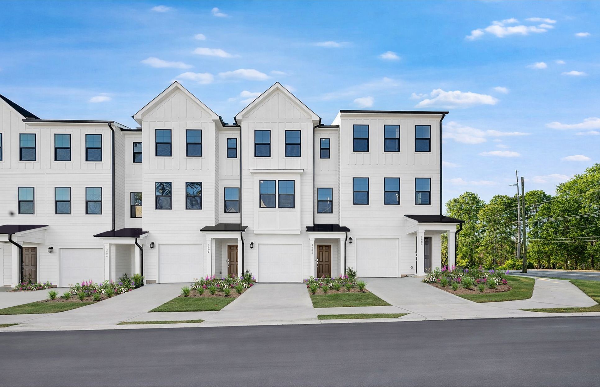 Exterior:Elm Grove Wyatt QMI 30 Front 1of3