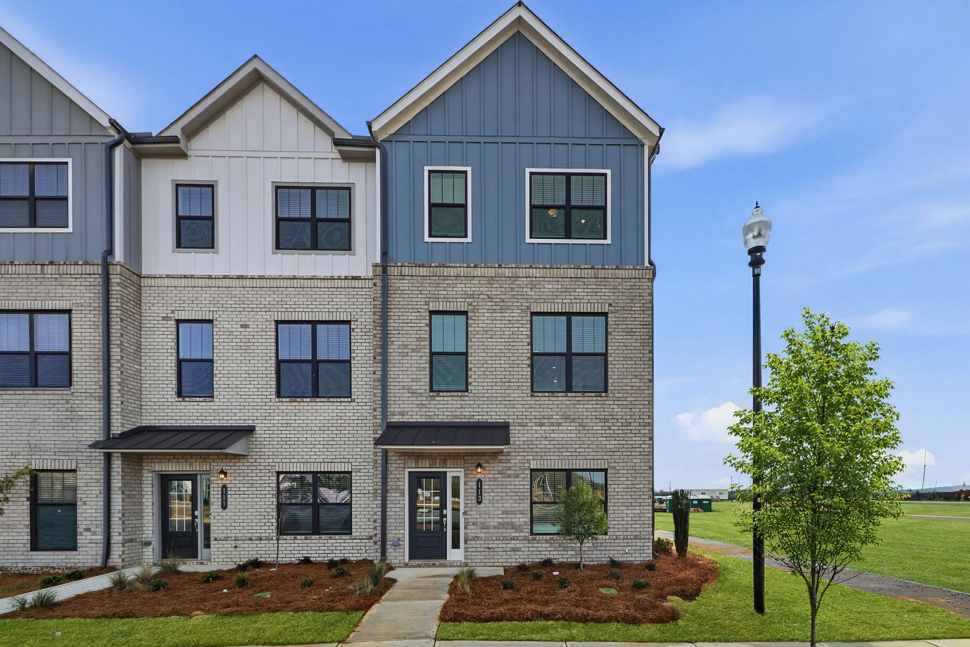 Exterior:The Encore Townhomes Applause 1