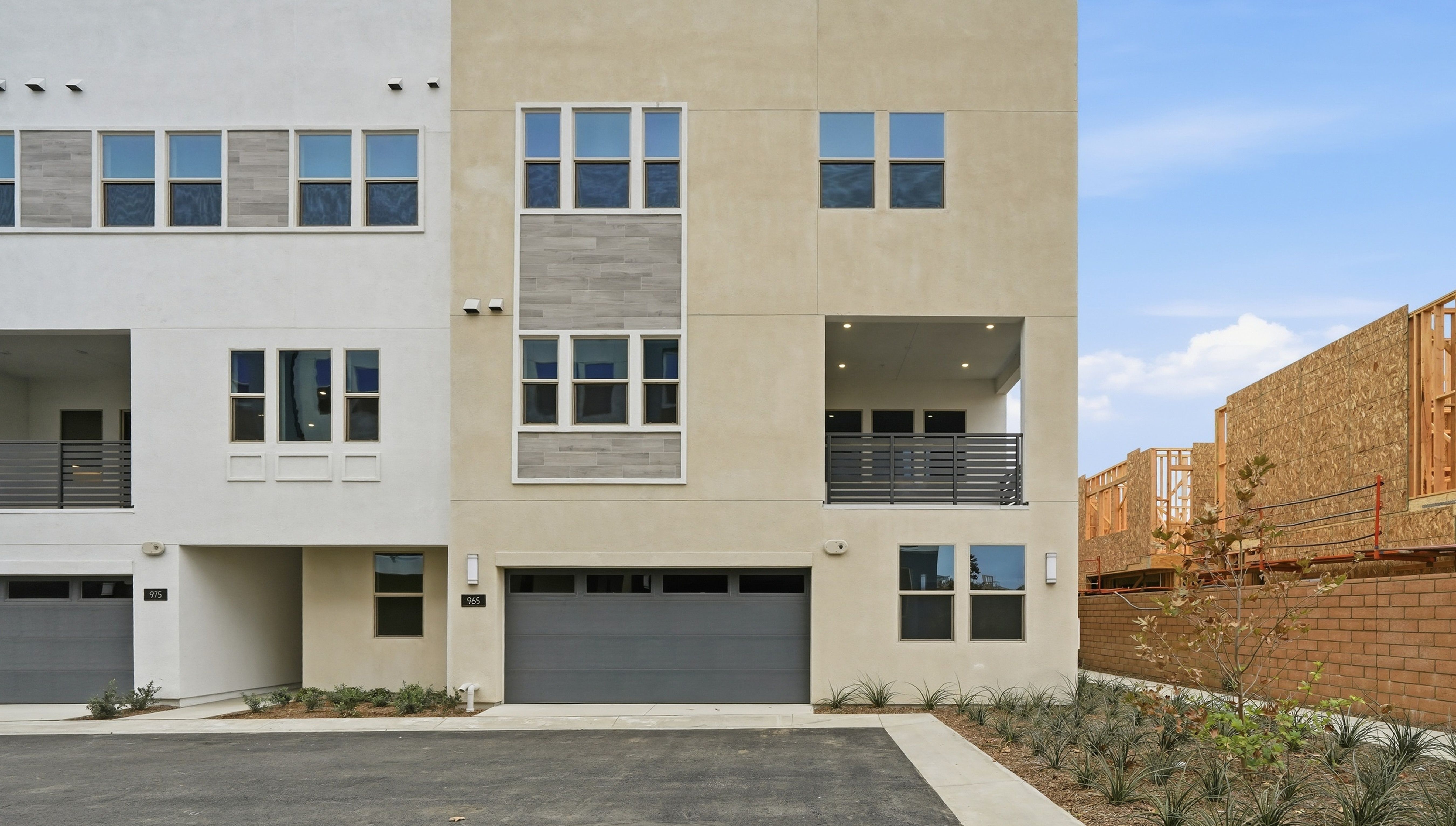 Exterior:Crest 2 X 7