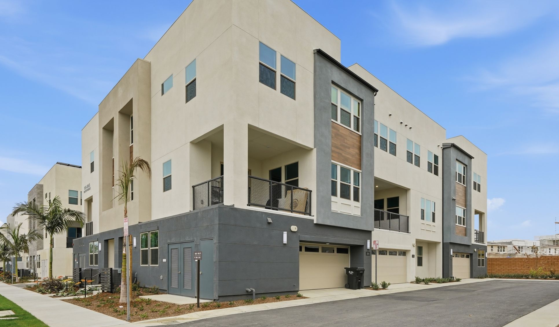 Exterior:Crest 3 X 10