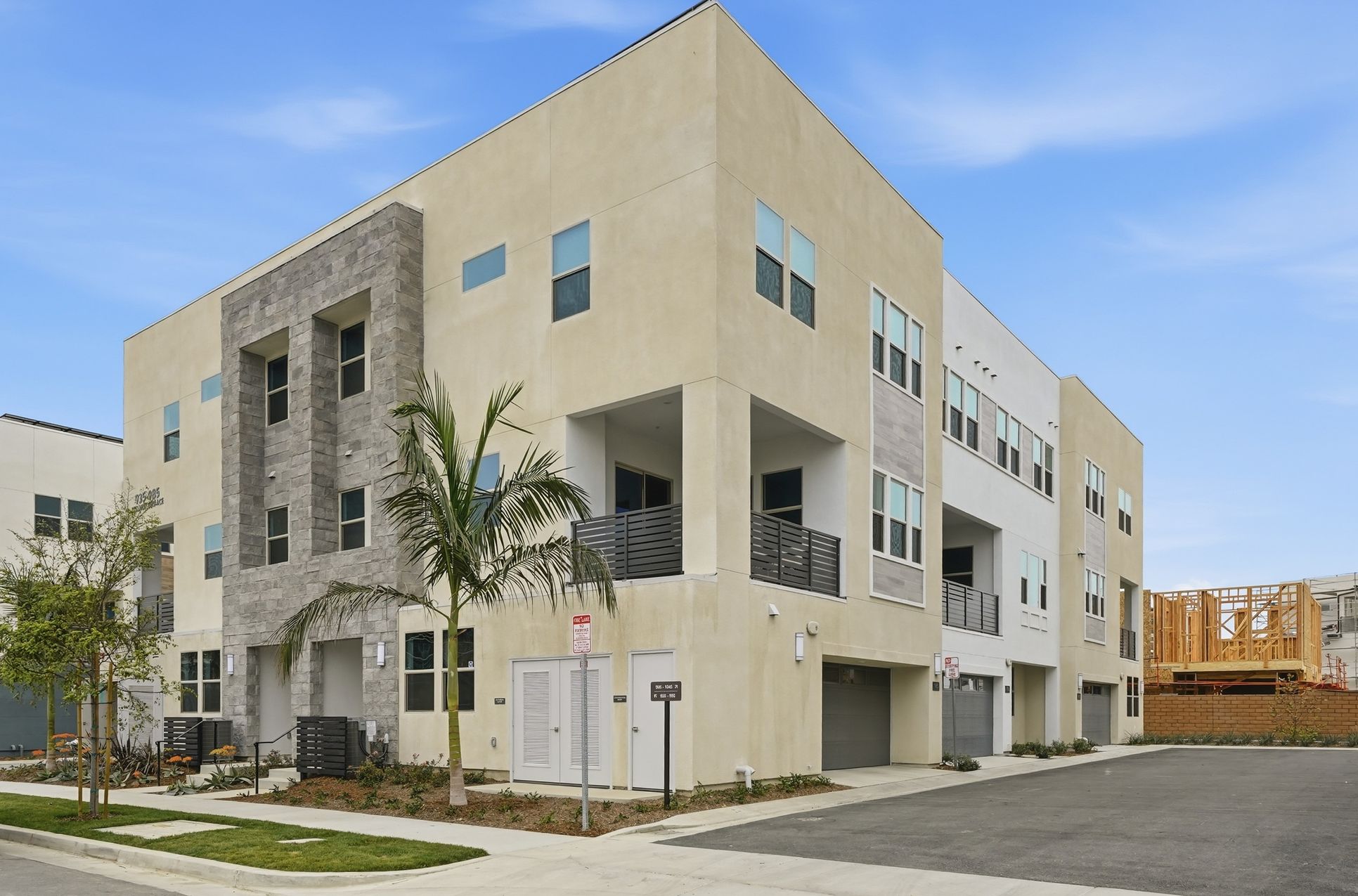 Exterior:Crest 3 X 3