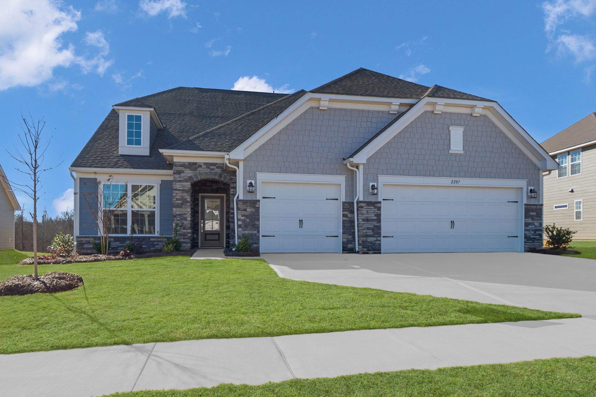 Exterior:Roselyn Garland II 1