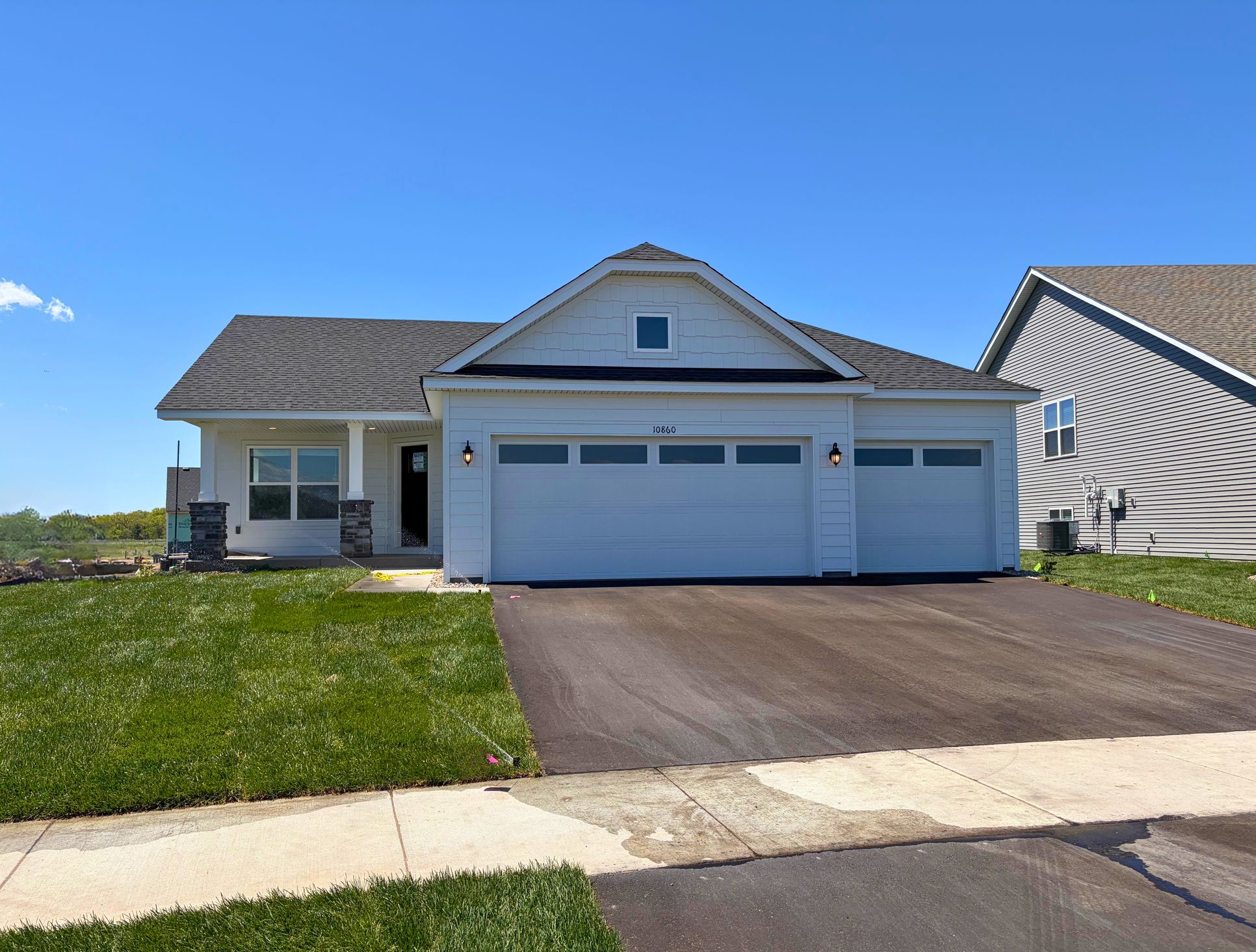 Exterior:e6b4a797 944f 433b b439 64260420675d