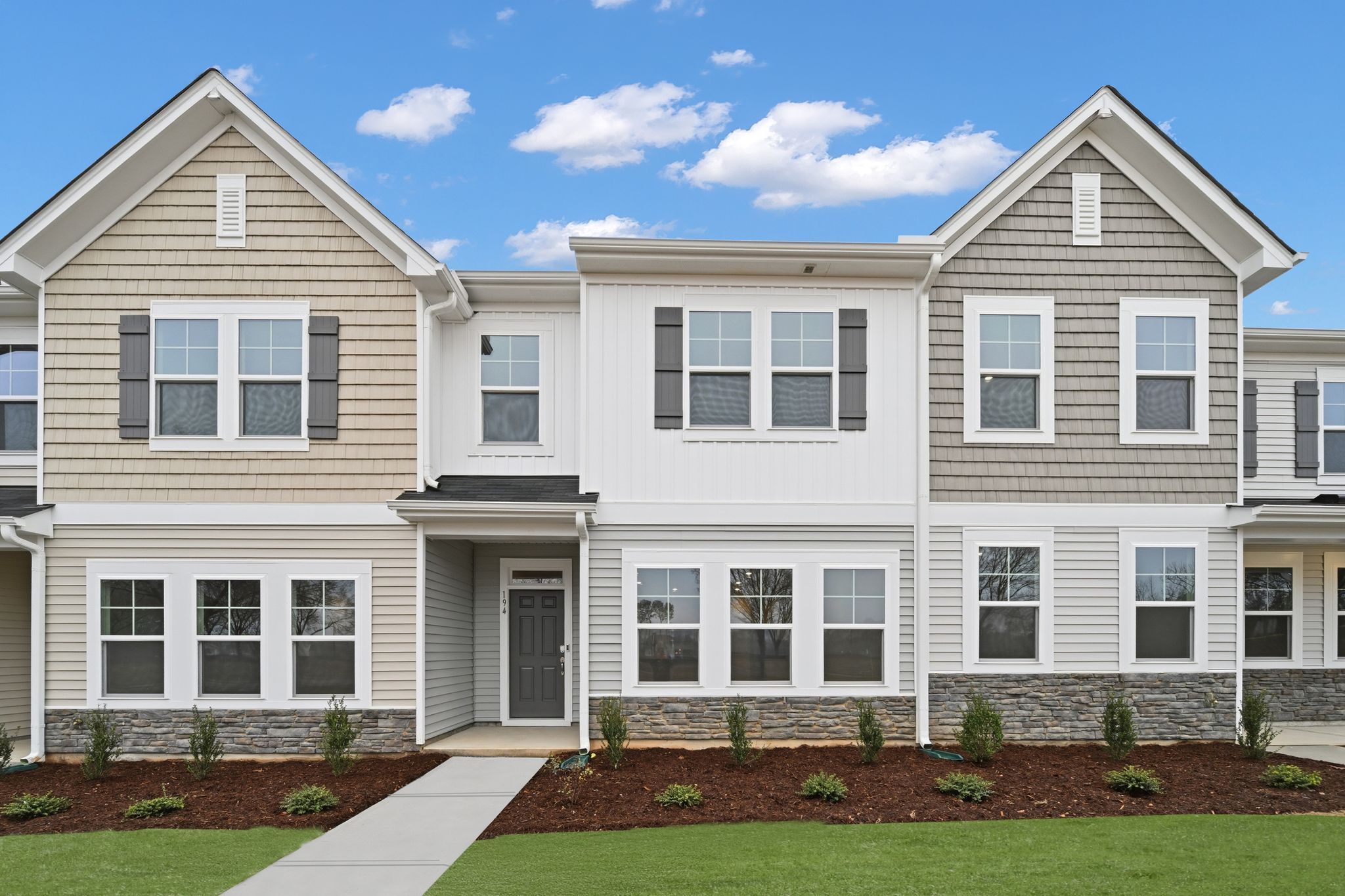 Exterior:Parker Ridge Sutton QMI 49 Front 1of2