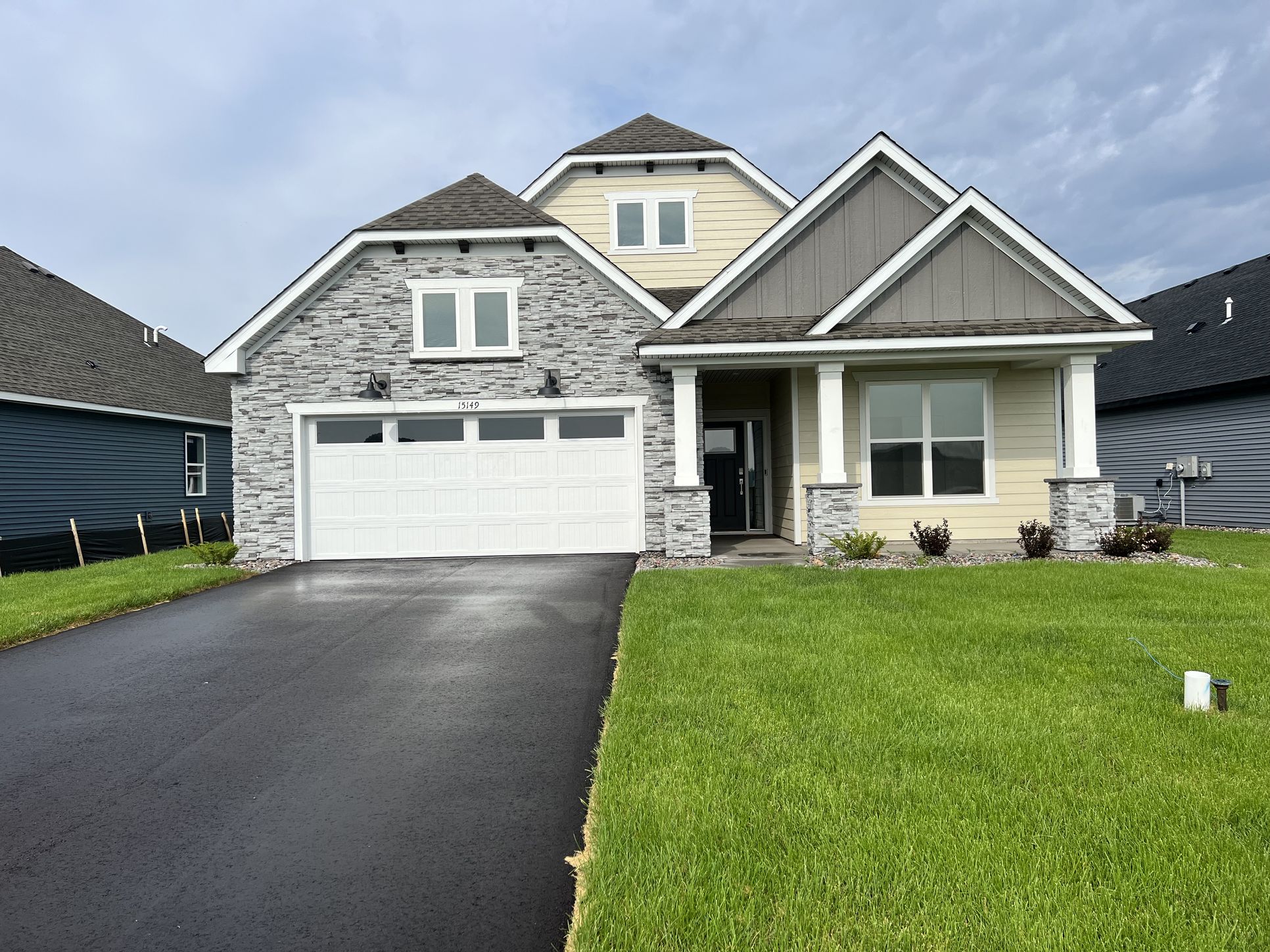 Exterior:15149 Quince