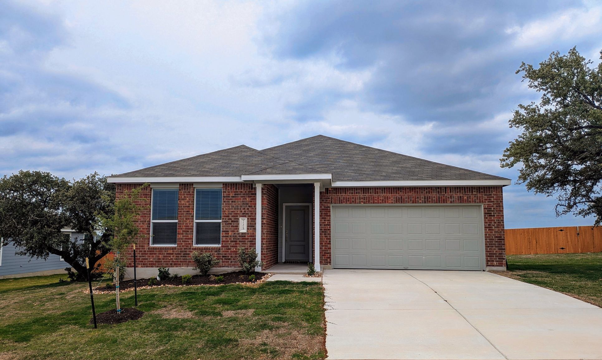 Exterior:725 Bobby Lou Lane