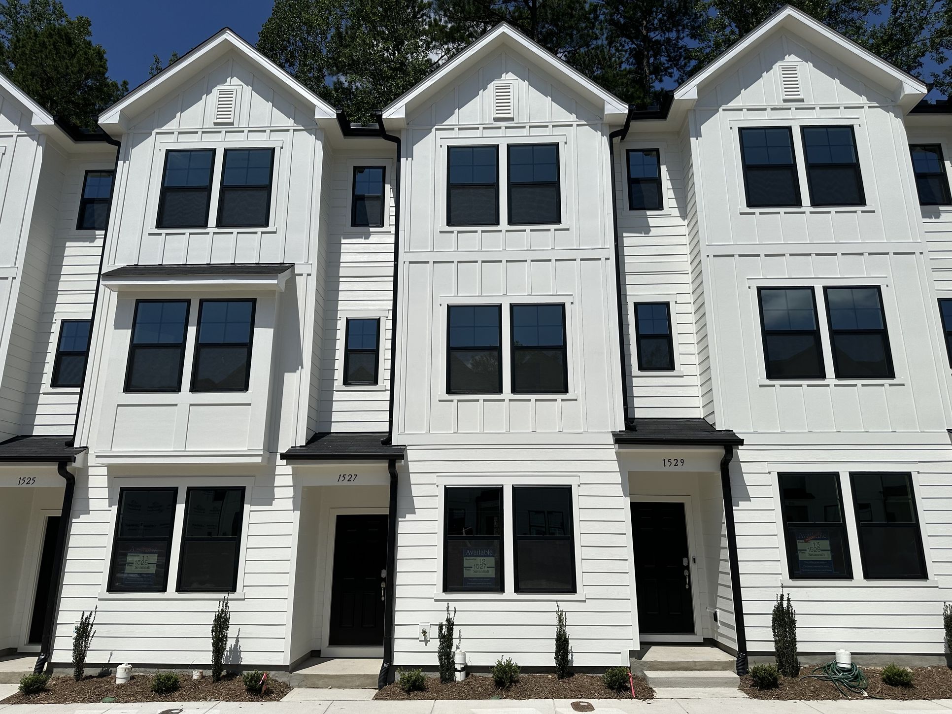 Exterior:Crescent Townes Savannah Front 1of1
