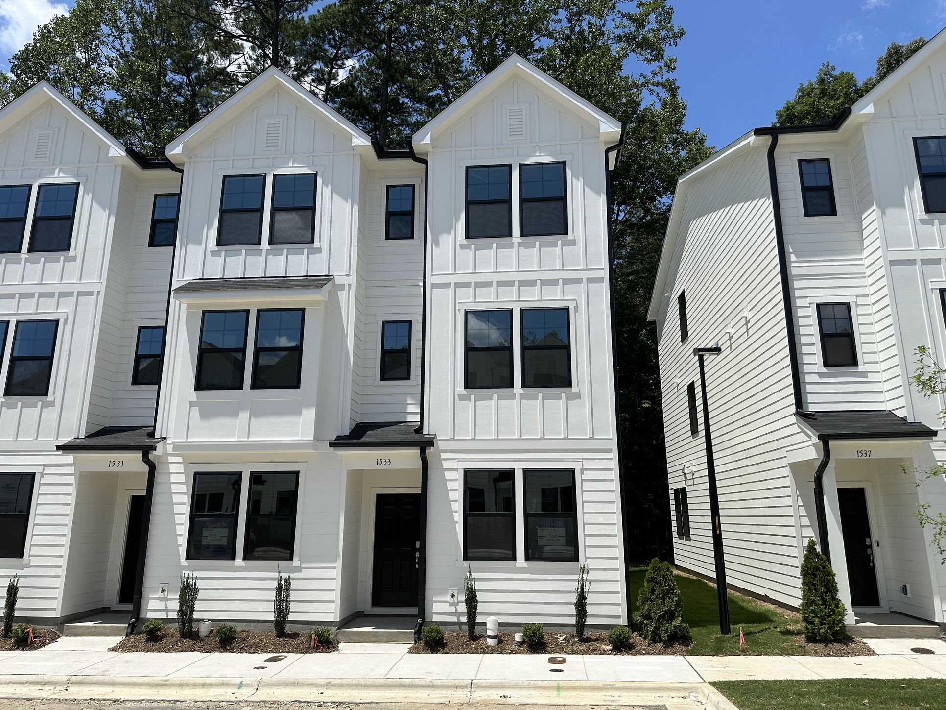 Exterior:Crescent Townes Savannah Front 1of1