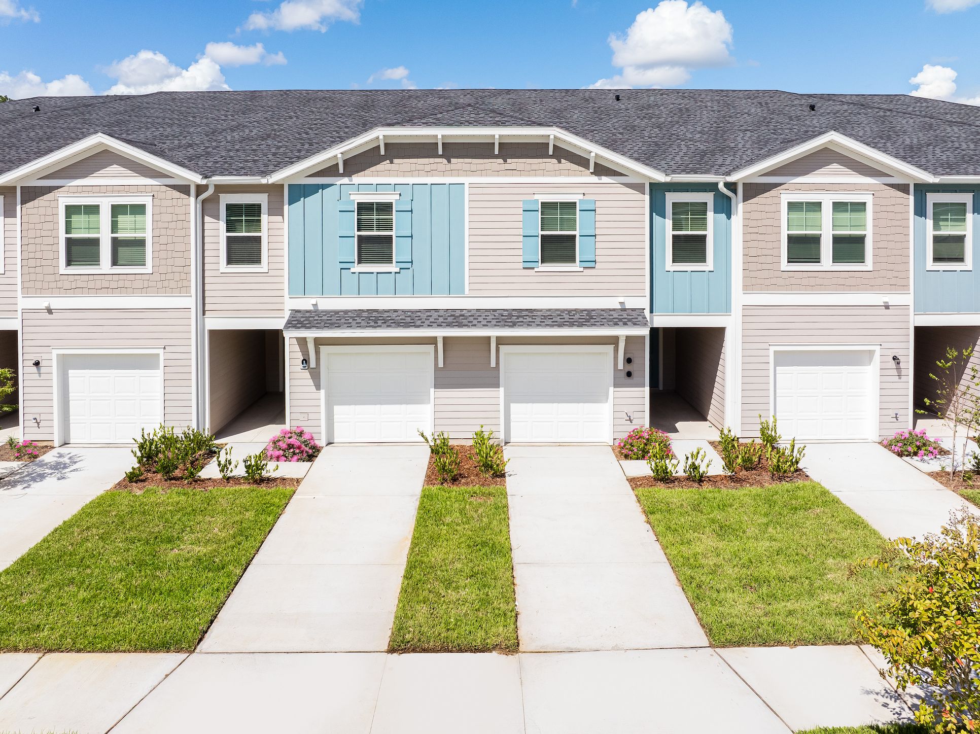 Exterior:Longbay Townhomes Streetscape 04 2 (6)