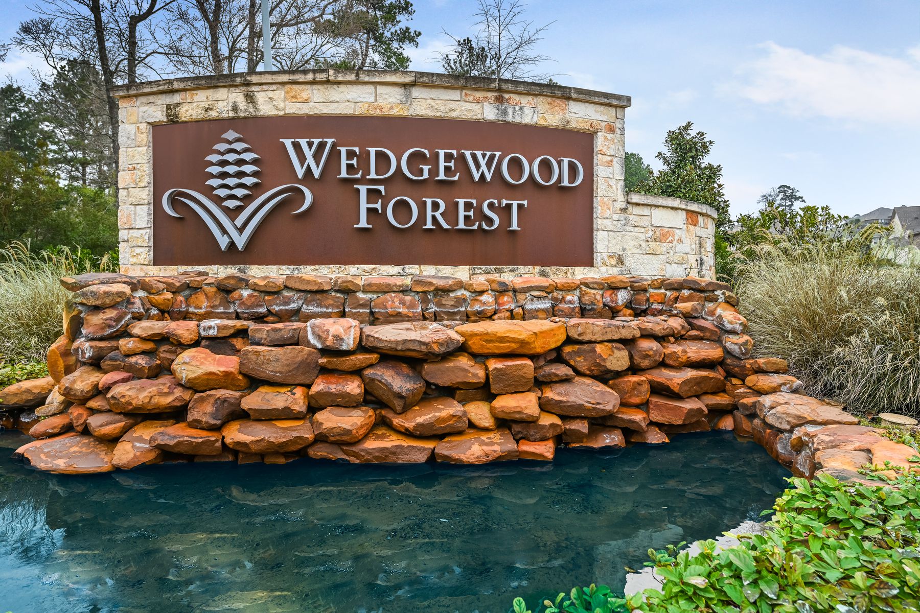 LGI Homes at Wedgewood Forest:Entry monument with rocks and a pond