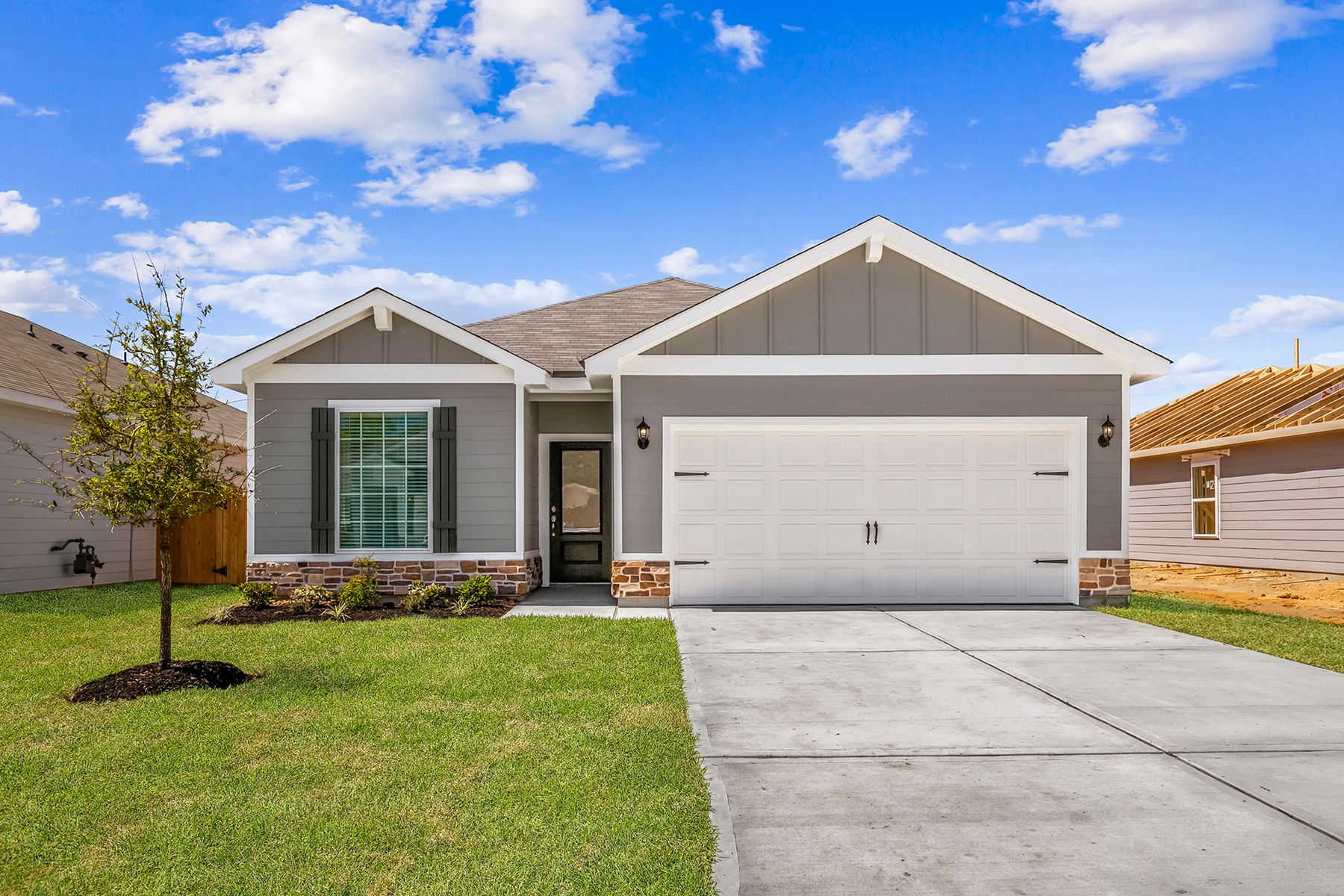 Enjoy flexible living in this 3-bedroom, 2-bathroom home!