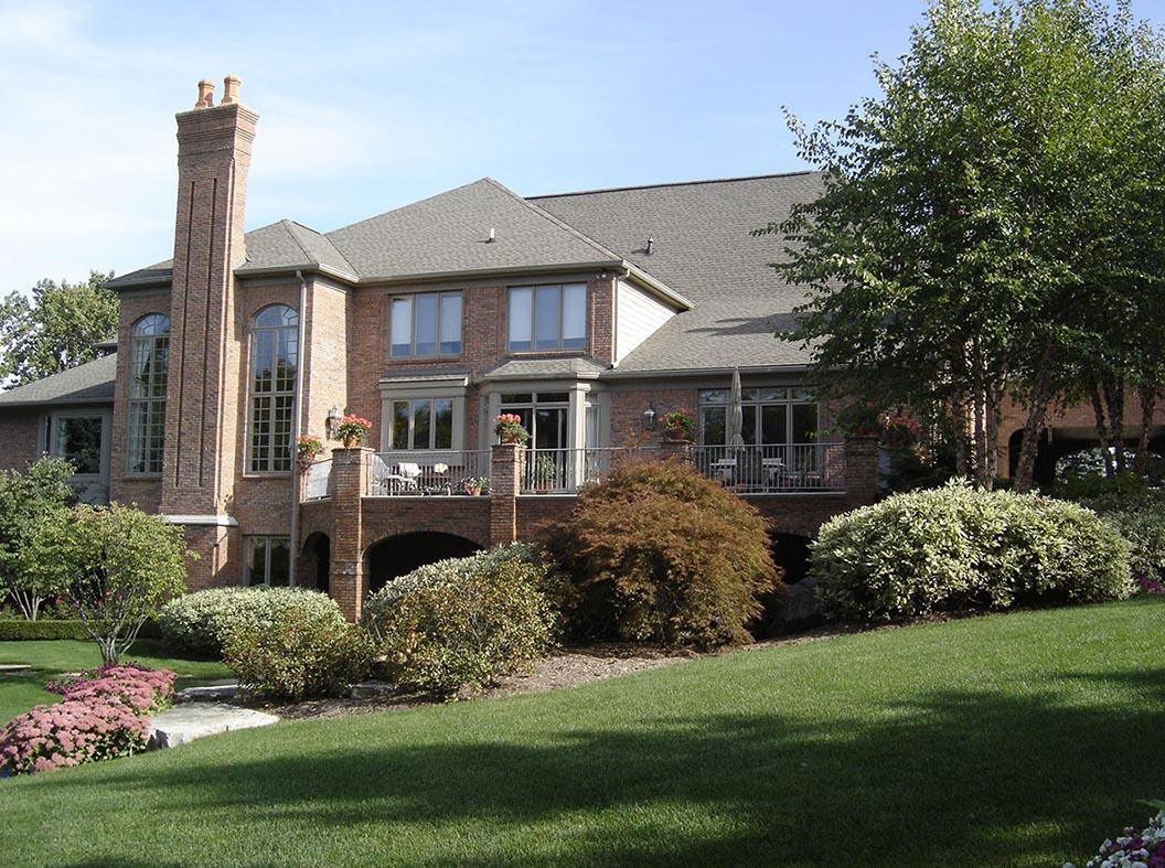 Macleish Building Inc,48083