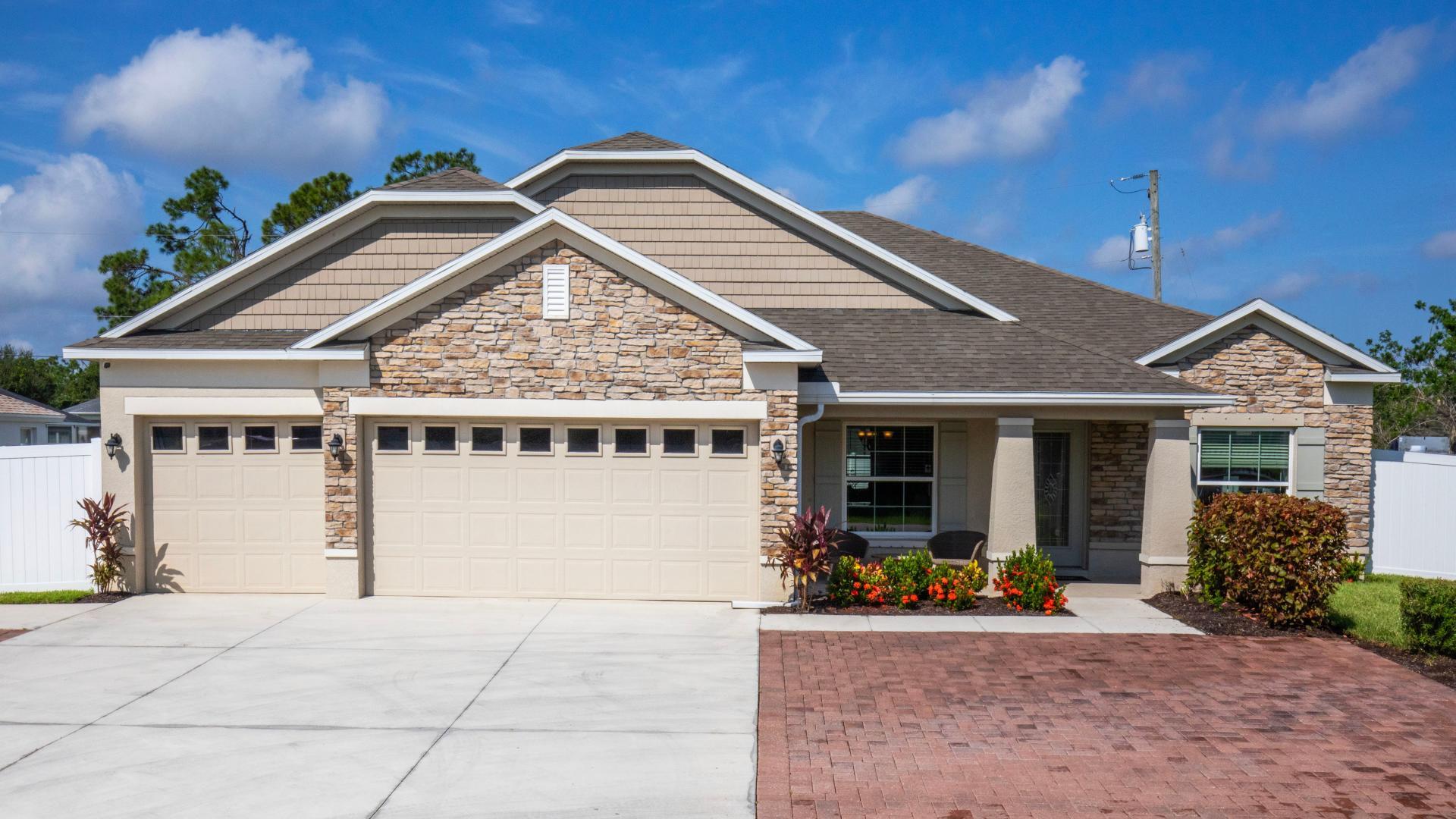 Single-family homes with 3-car garages on oversized homesites located in Thonotosassa.