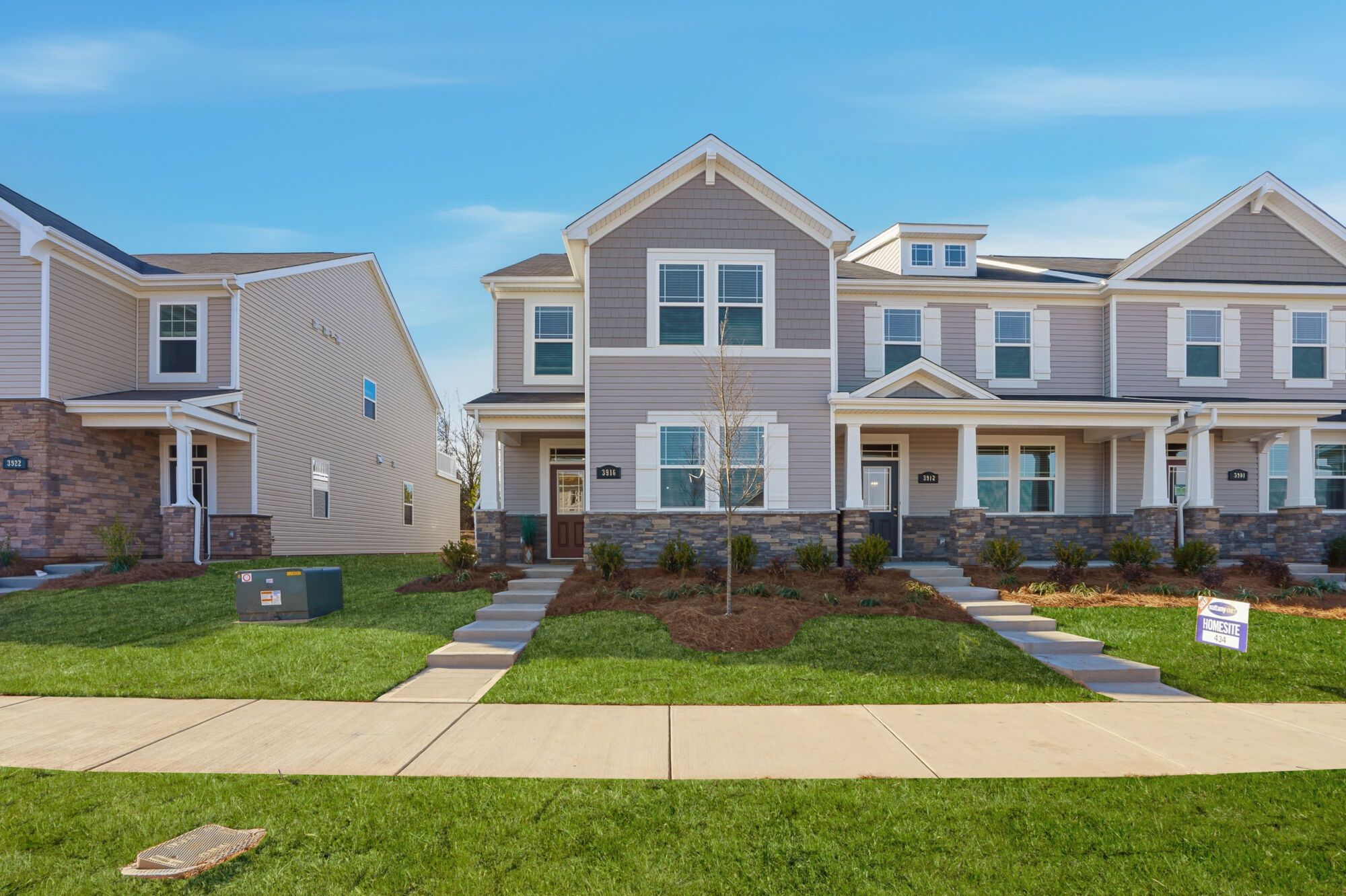 Exterior:Photo representation of the Oliver plan. Colors, finishes and options will vary.