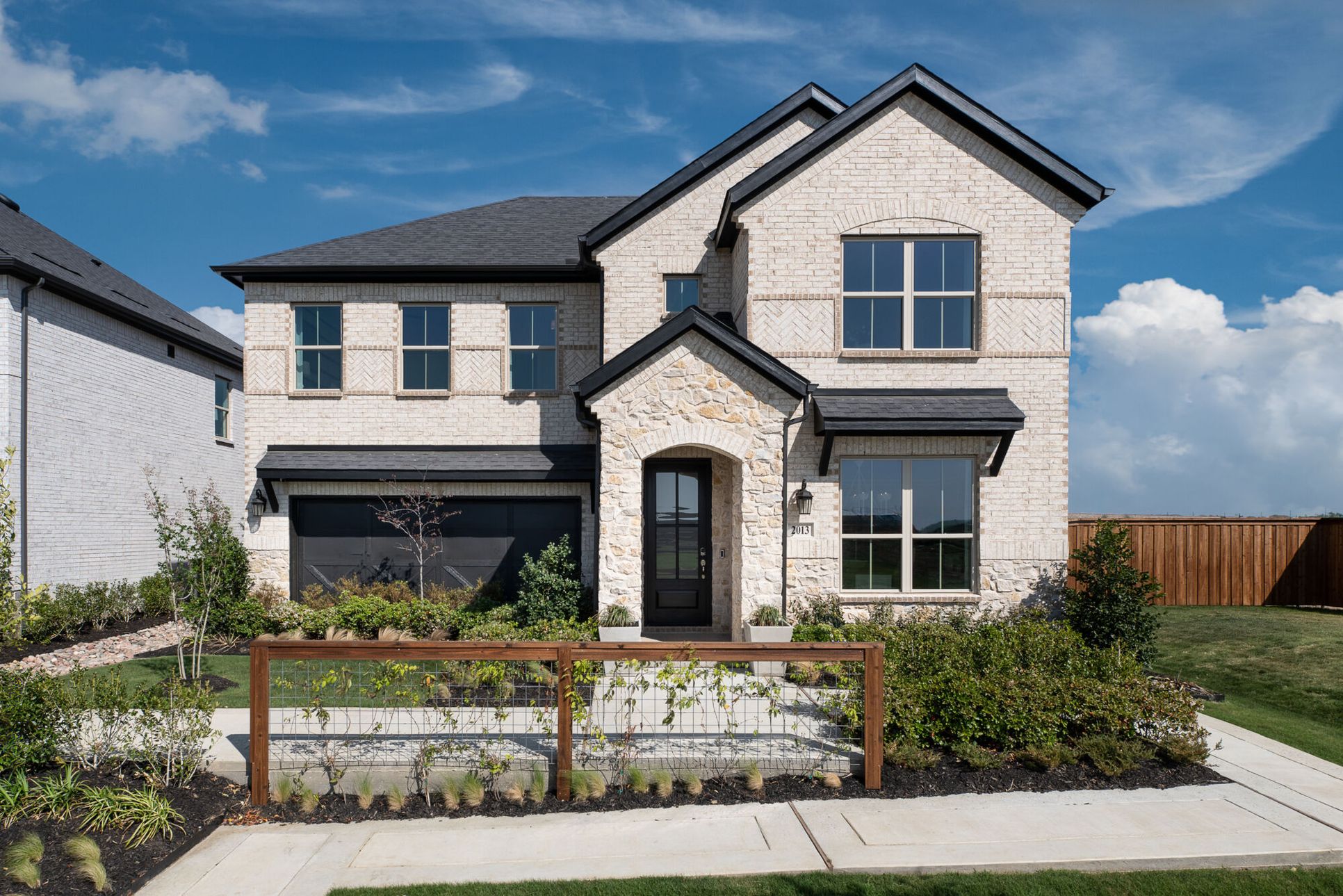 Exterior:Photo representation of the Isabela model. Colors, finishes and options will vary.