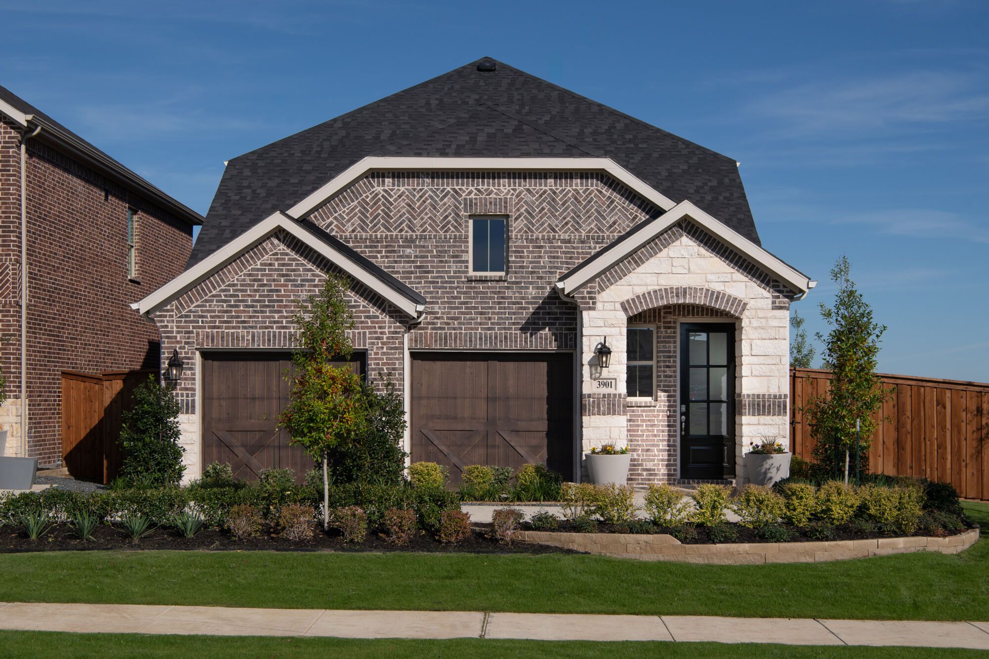 Exterior:Photo representation of the Linwood model. Colors, finishes and options will vary.